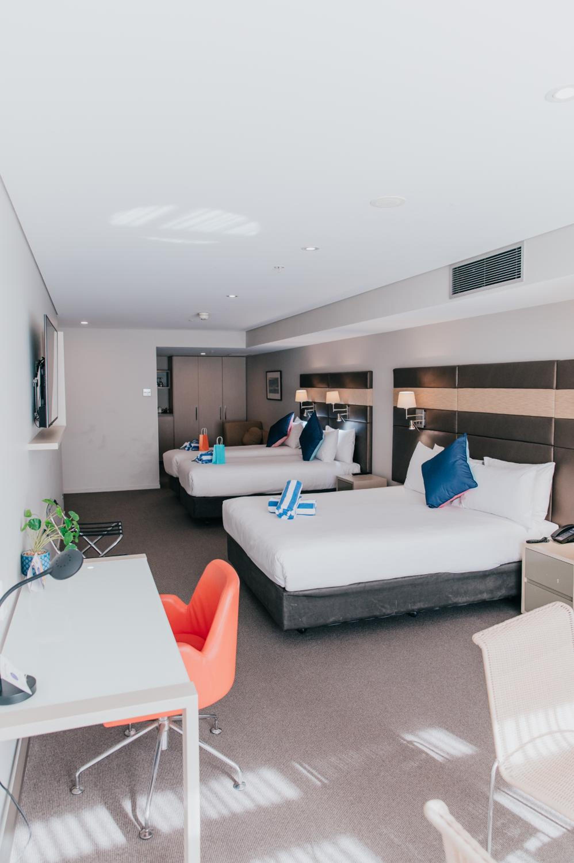 Superior Family Room with One Queen Bed, Two Single Beds and Bath - Photo 16