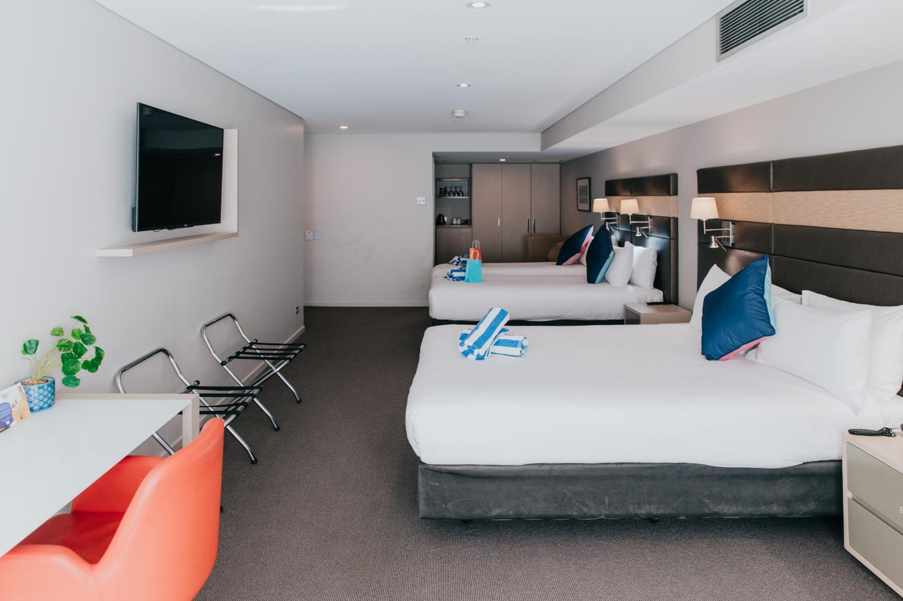 Superior Family Room with One Queen Bed, Two Single Beds and Bath - Photo 15