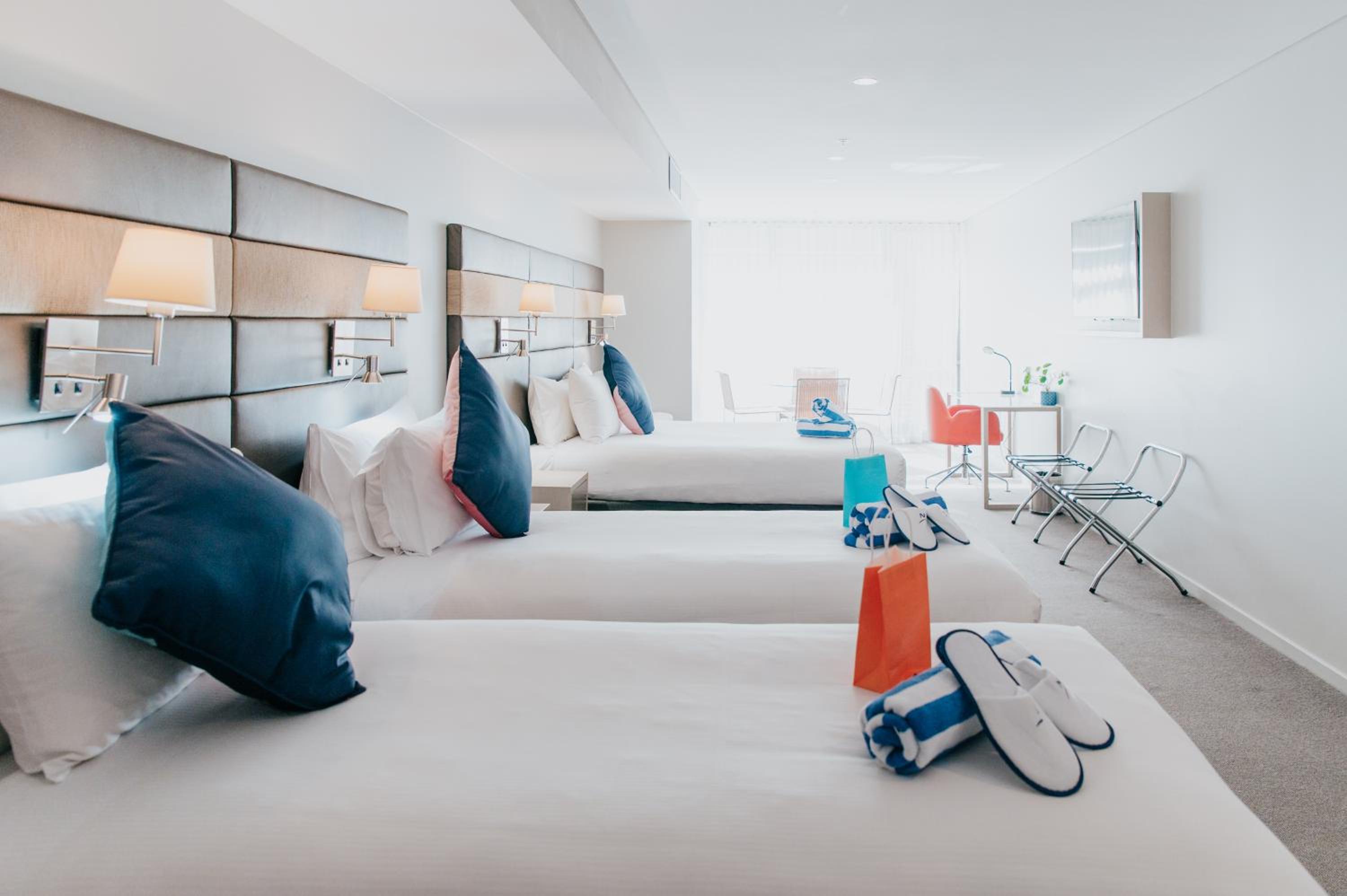 Superior Family Room with One Queen Bed and Two Single Beds - Accessible - Photo 2
