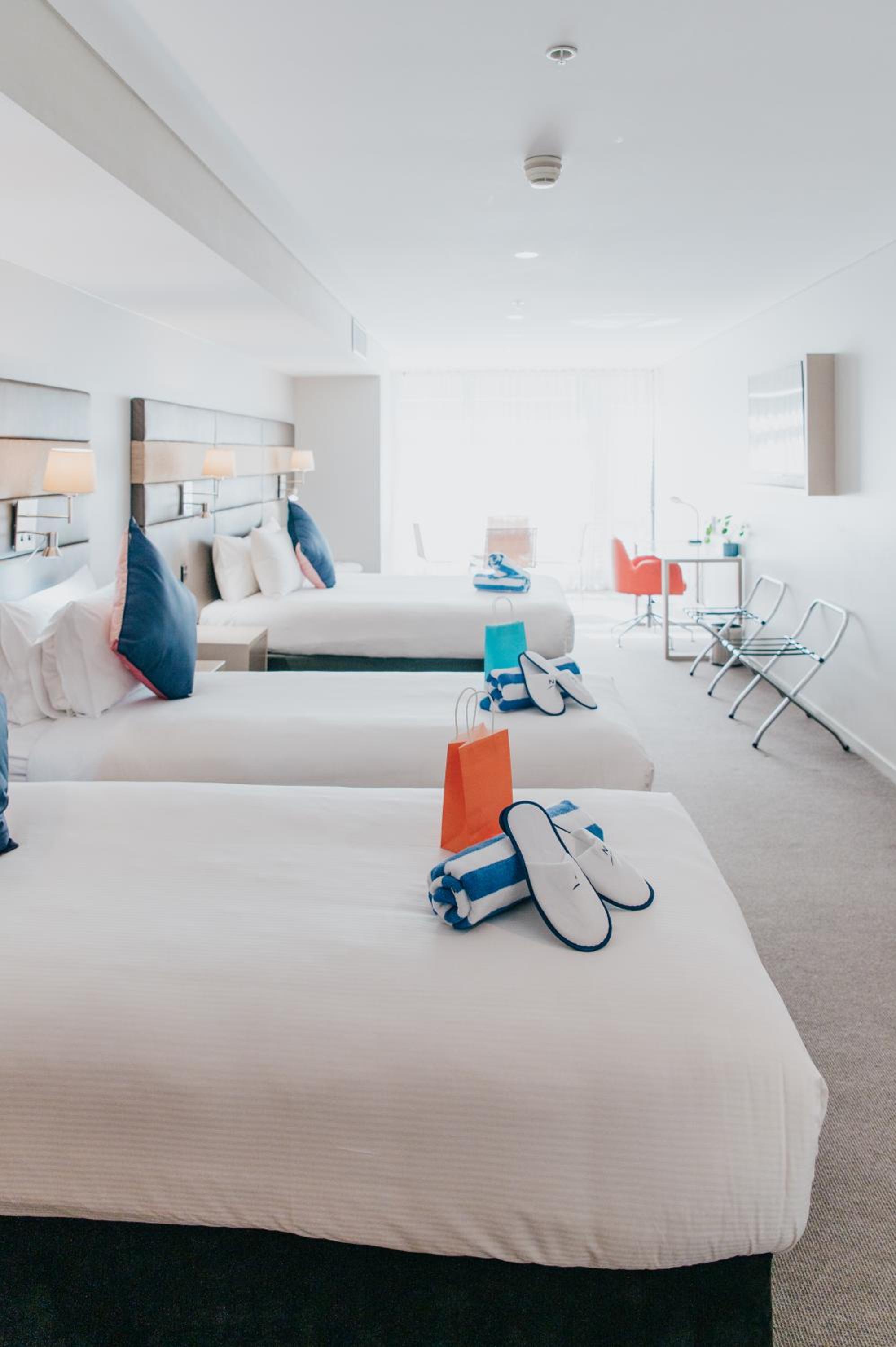 Superior Family Room with One Queen Bed, Two Single Beds and Bath - Photo 14