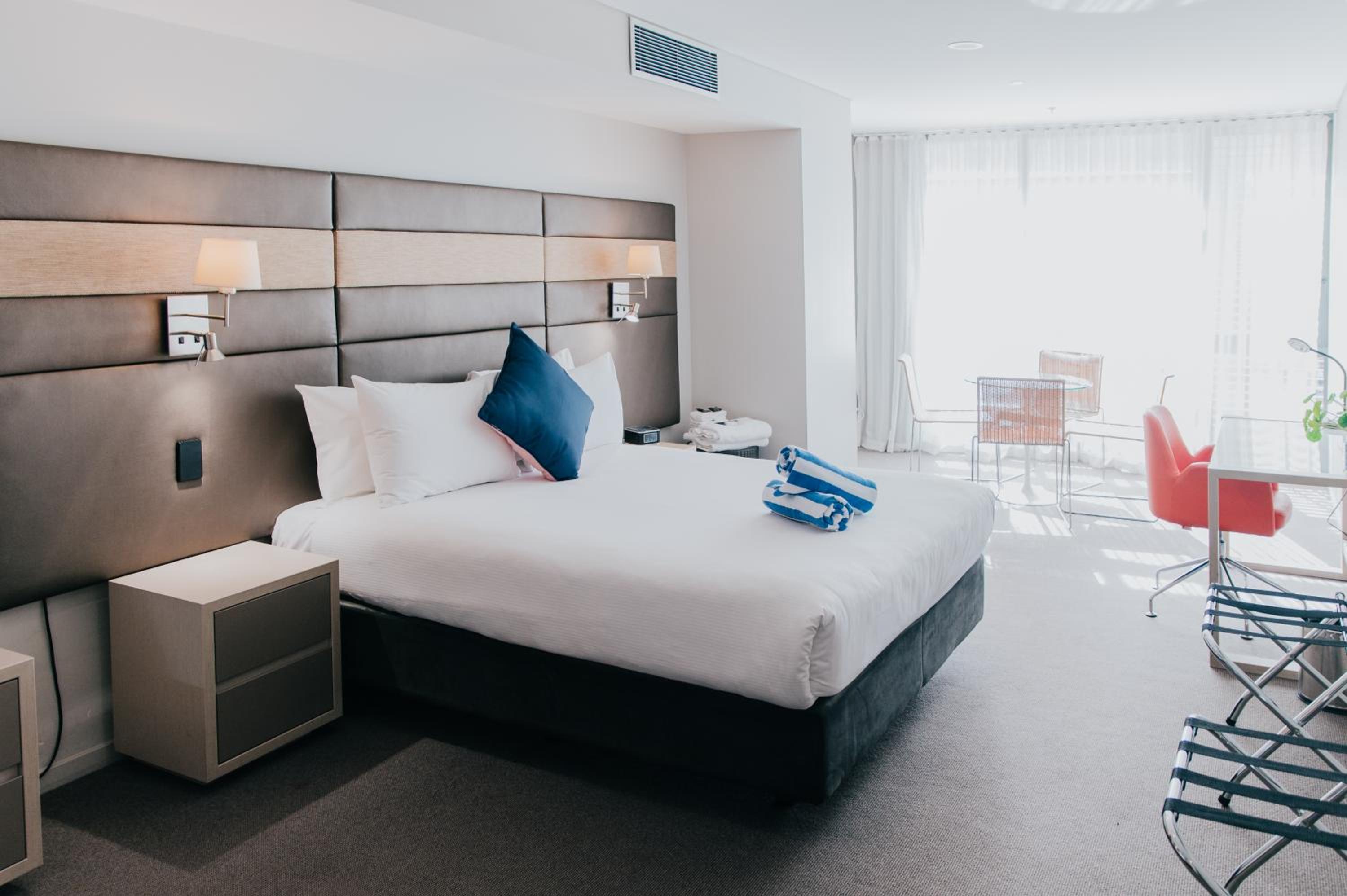 Superior Family Room with One Queen Bed, Two Single Beds and Bath - Photo 12