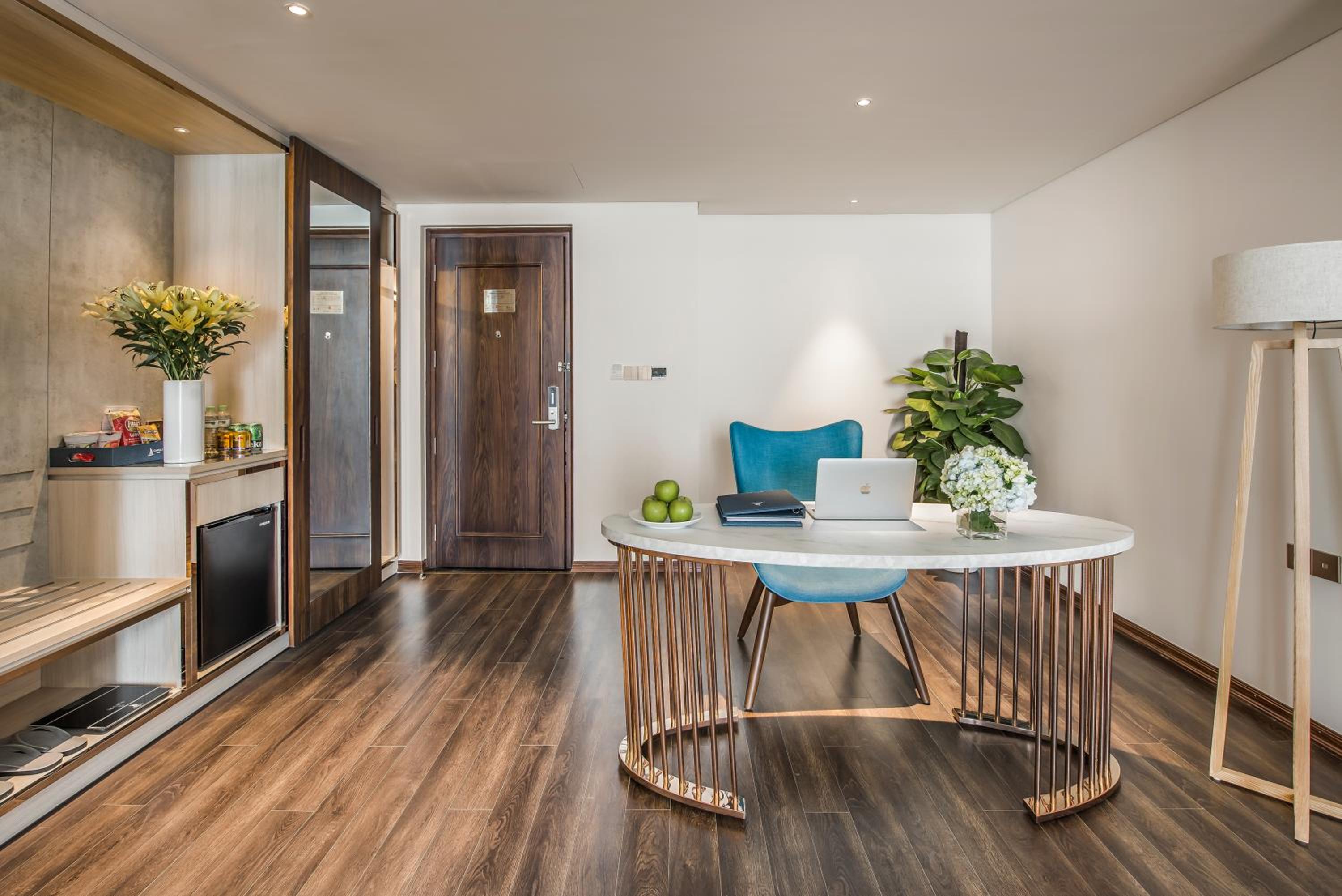 Executive Suite - Photo 12