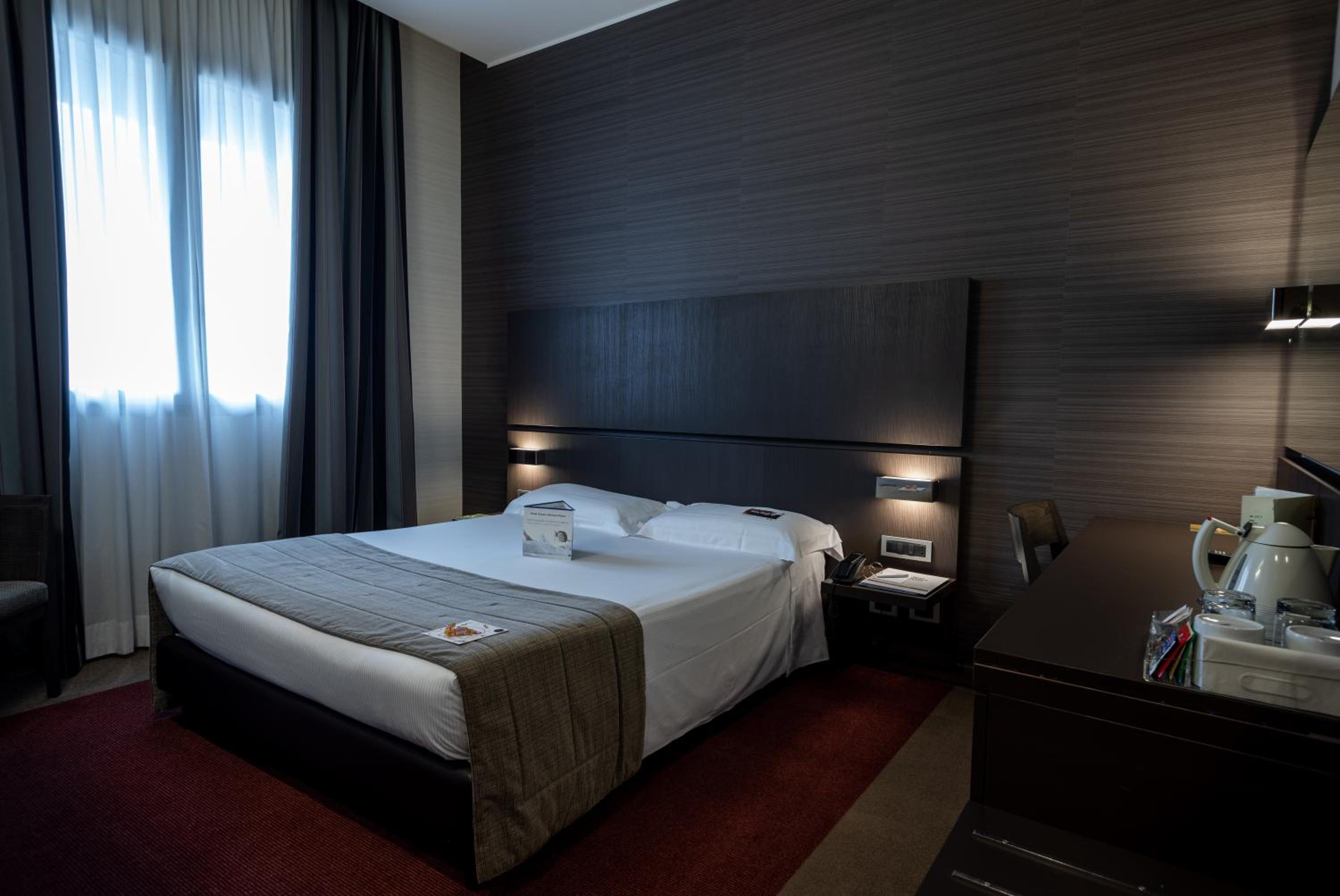 Comfort Queen Room - Photo 5
