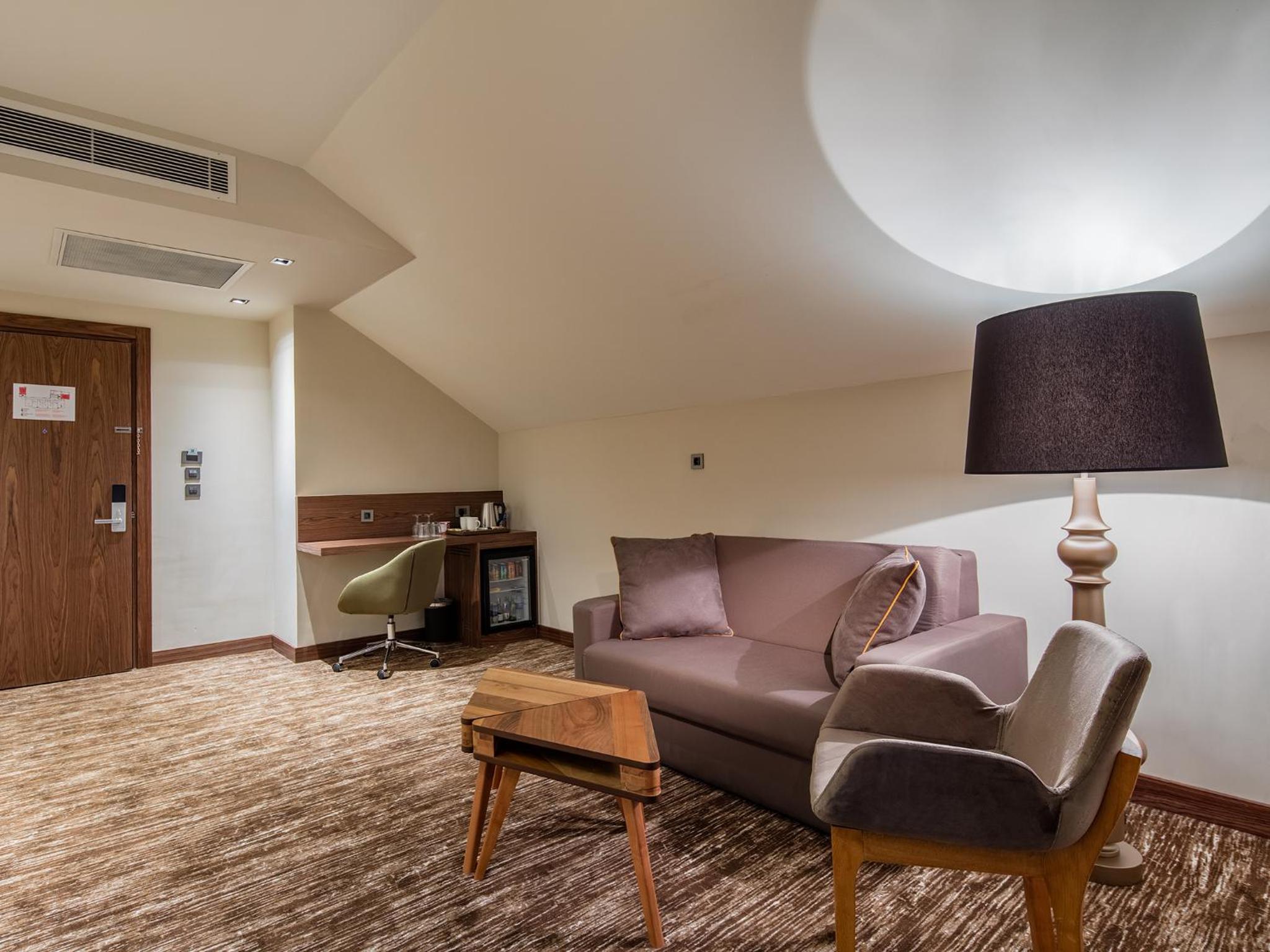 One-Bedroom Queen Suite with Sea View thumbnail 6