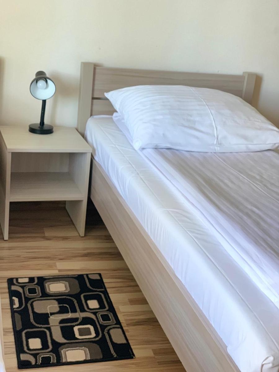 Twin Room - Photo 11