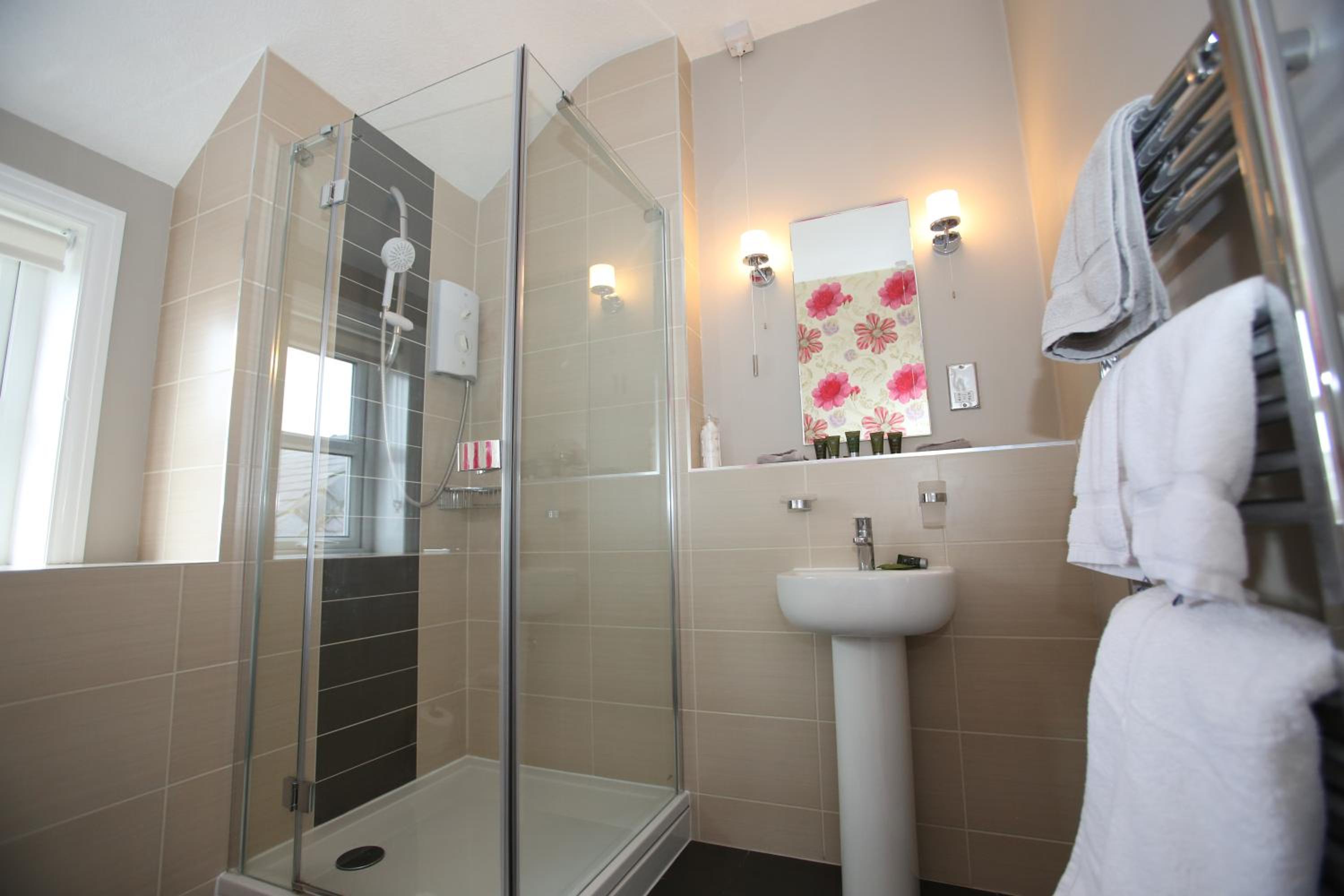 Double Room with Private Bathroom - Photo 2