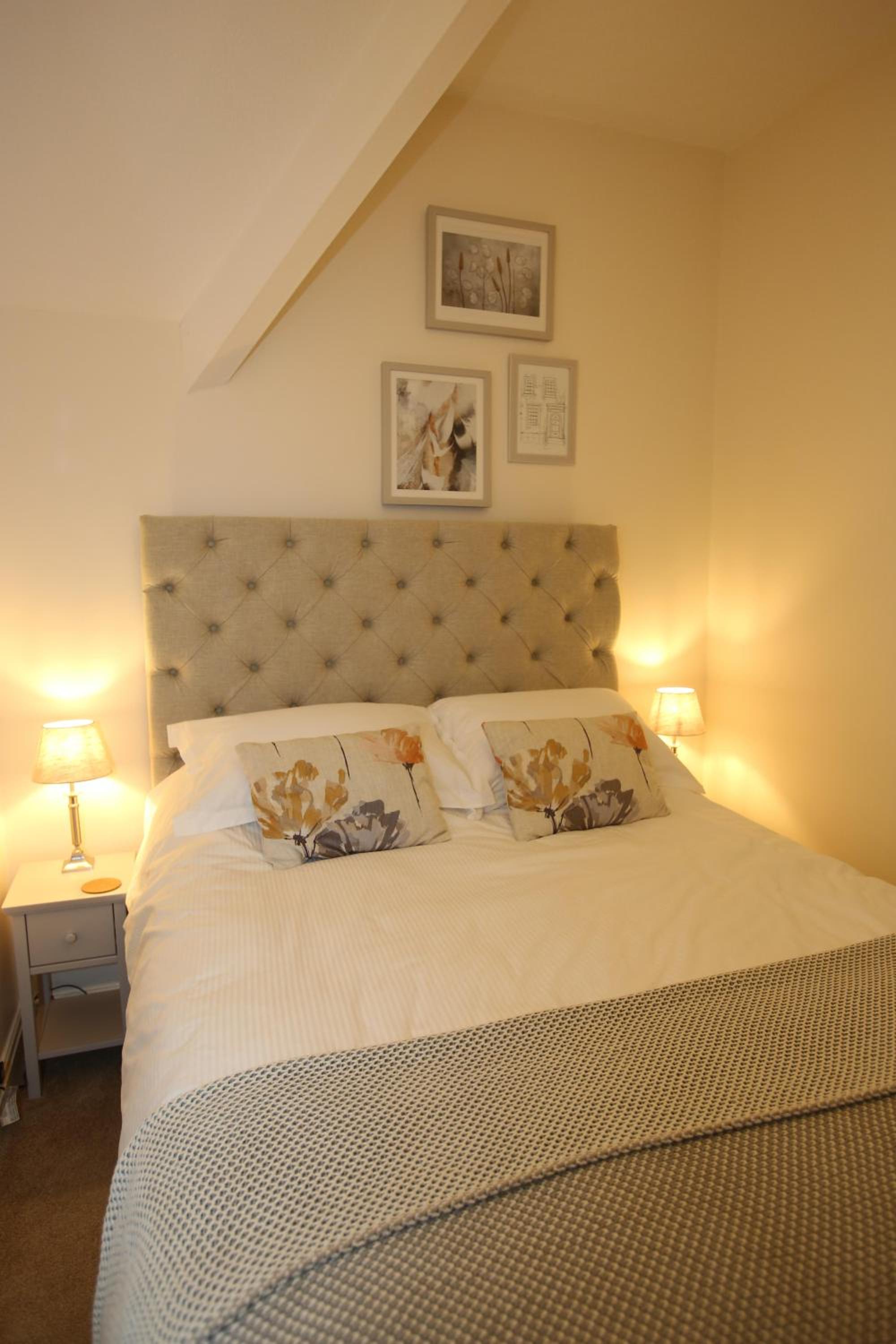 Deluxe King Room - Photo 7