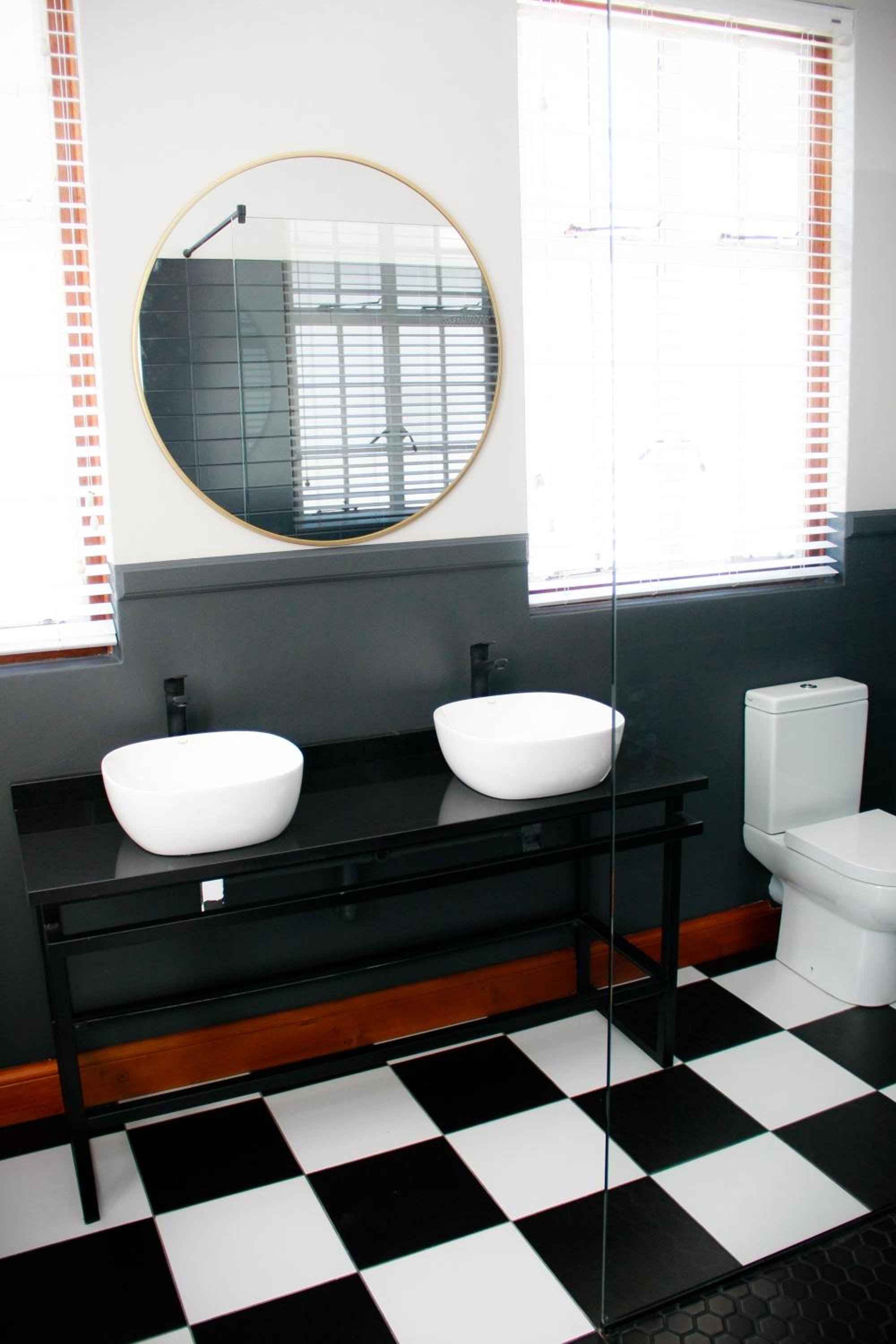 Deluxe King Room - Photo 8
