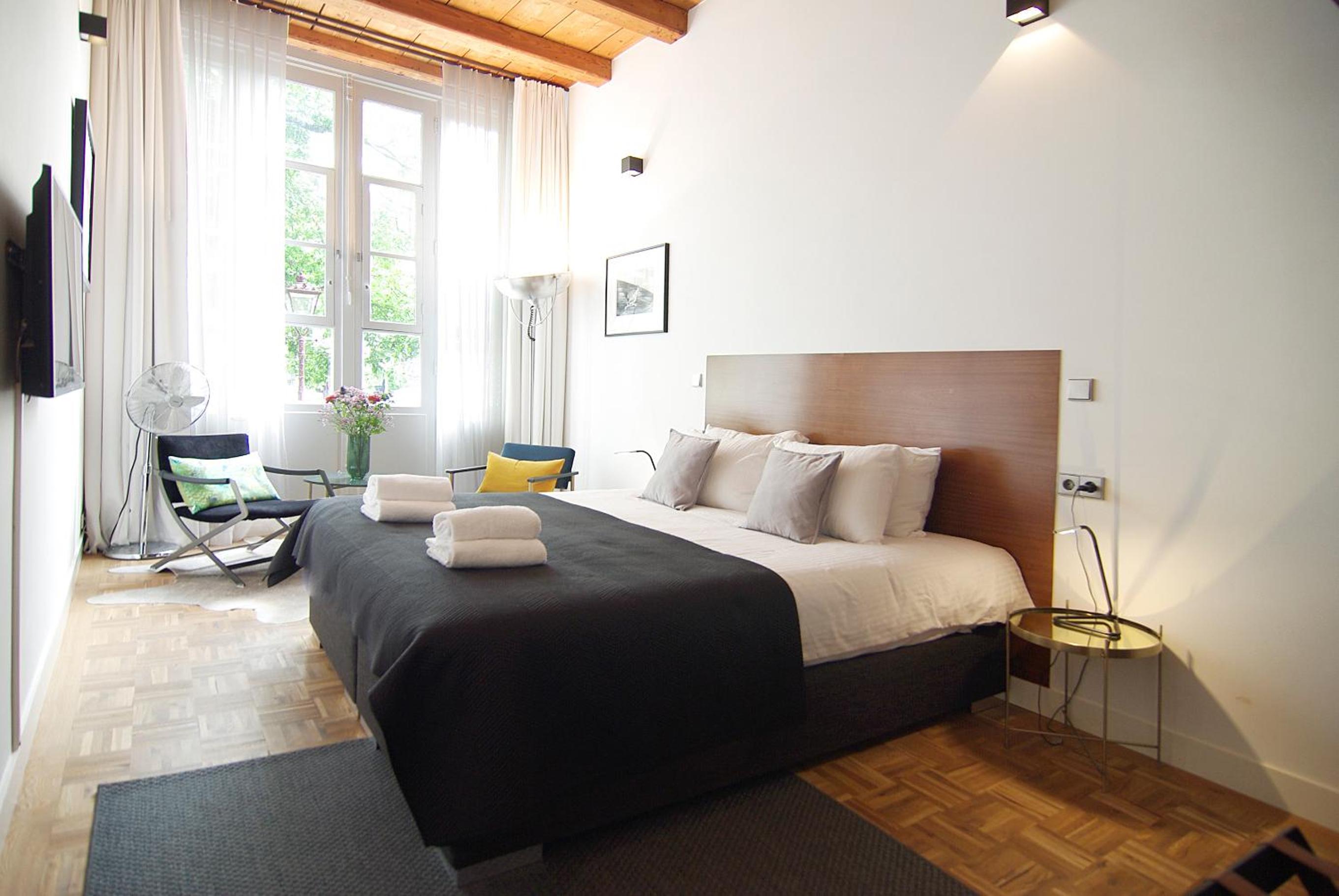 Deluxe King Room With Canal View