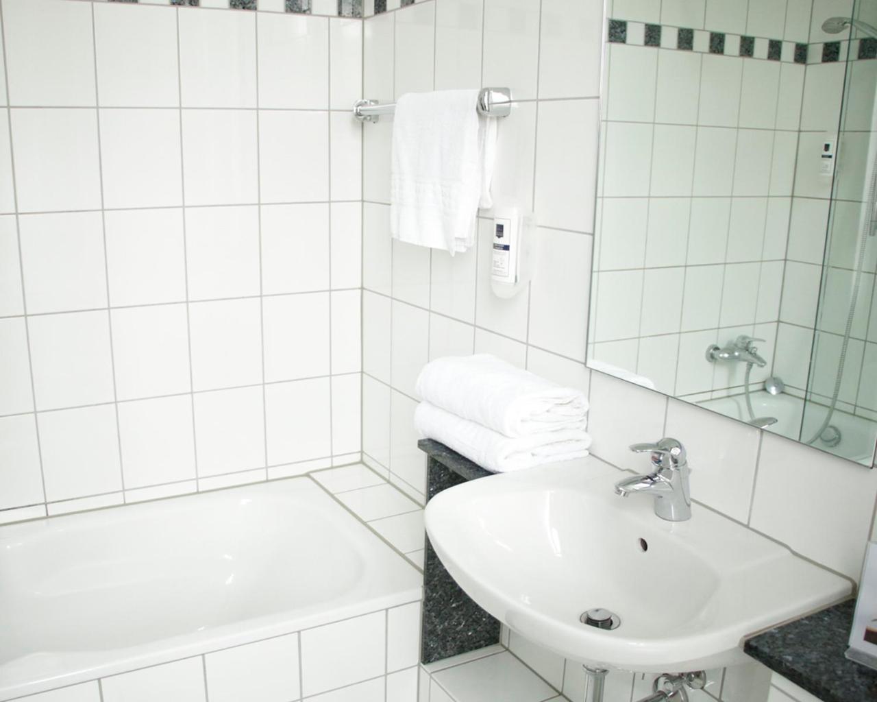 Double Room with Private Bathroom - Photo 3