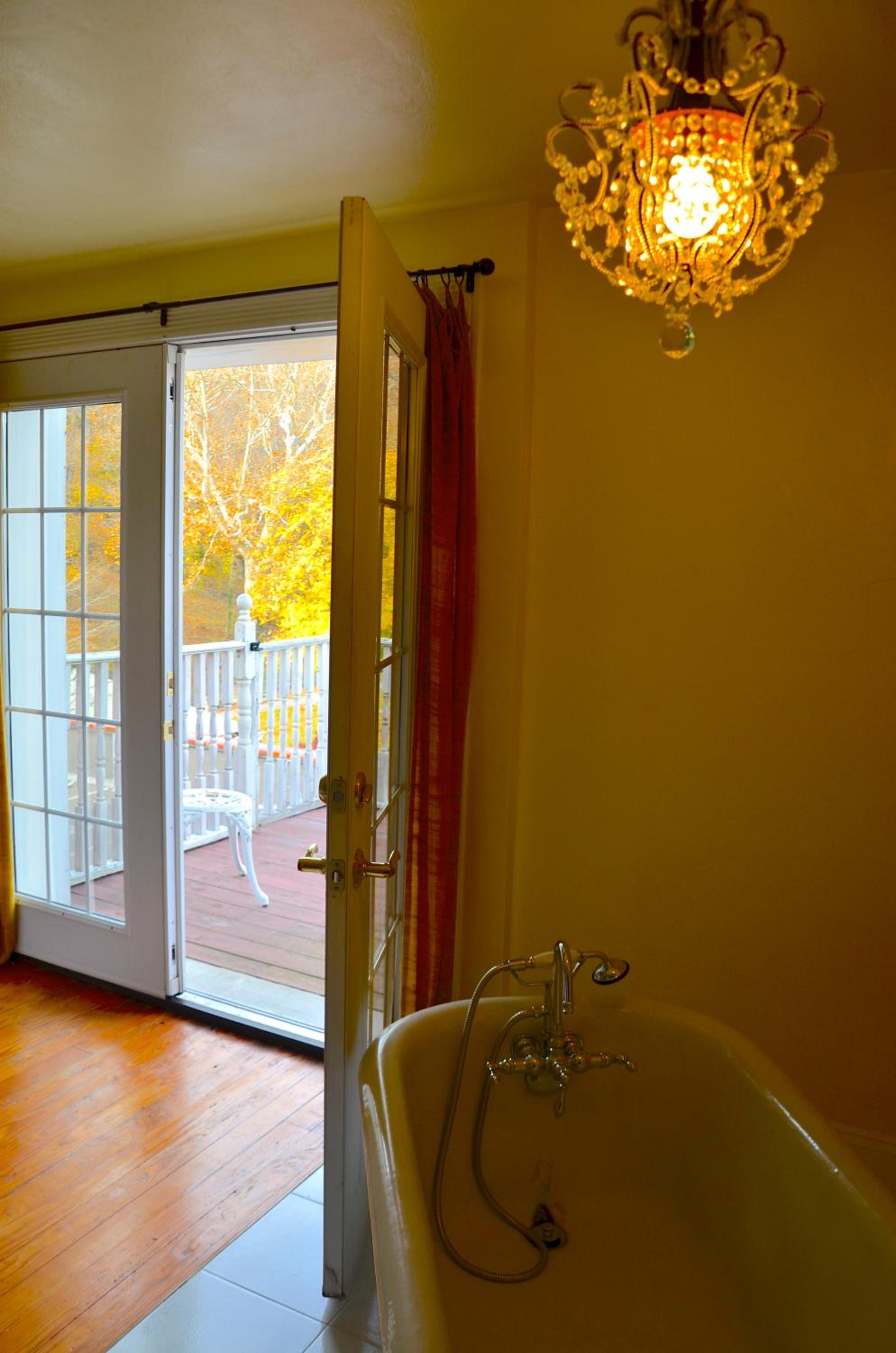 Deluxe Honeymoon Suite photo 3