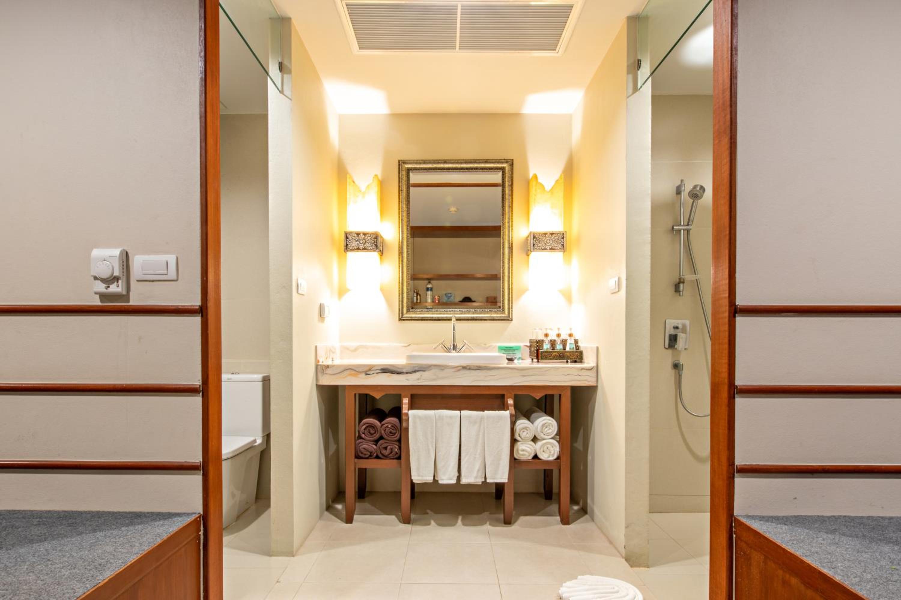 Deluxe Family Room with Pool View photo 3
