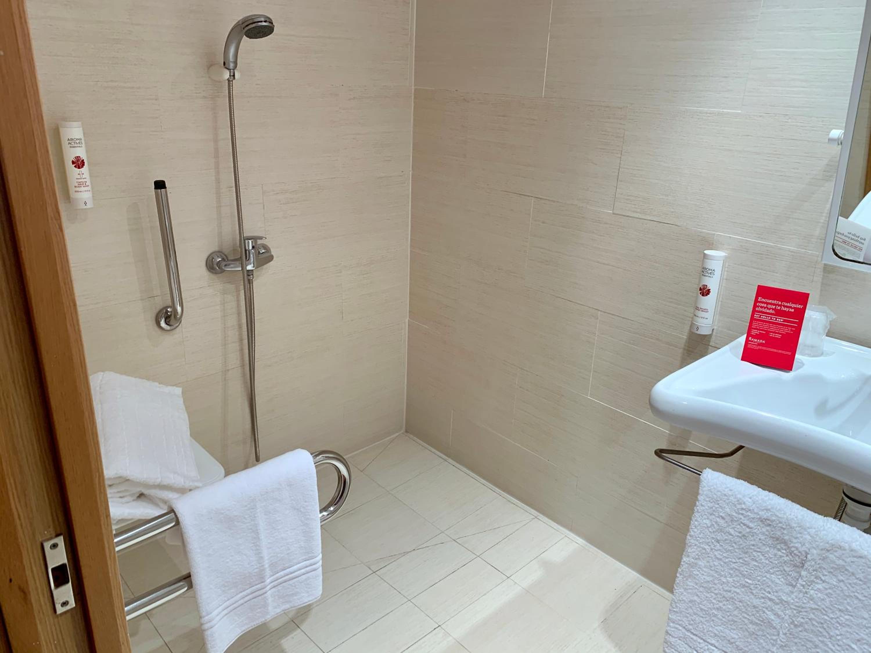 Twin Room - Mobility Access/Non-Smoking photo 2