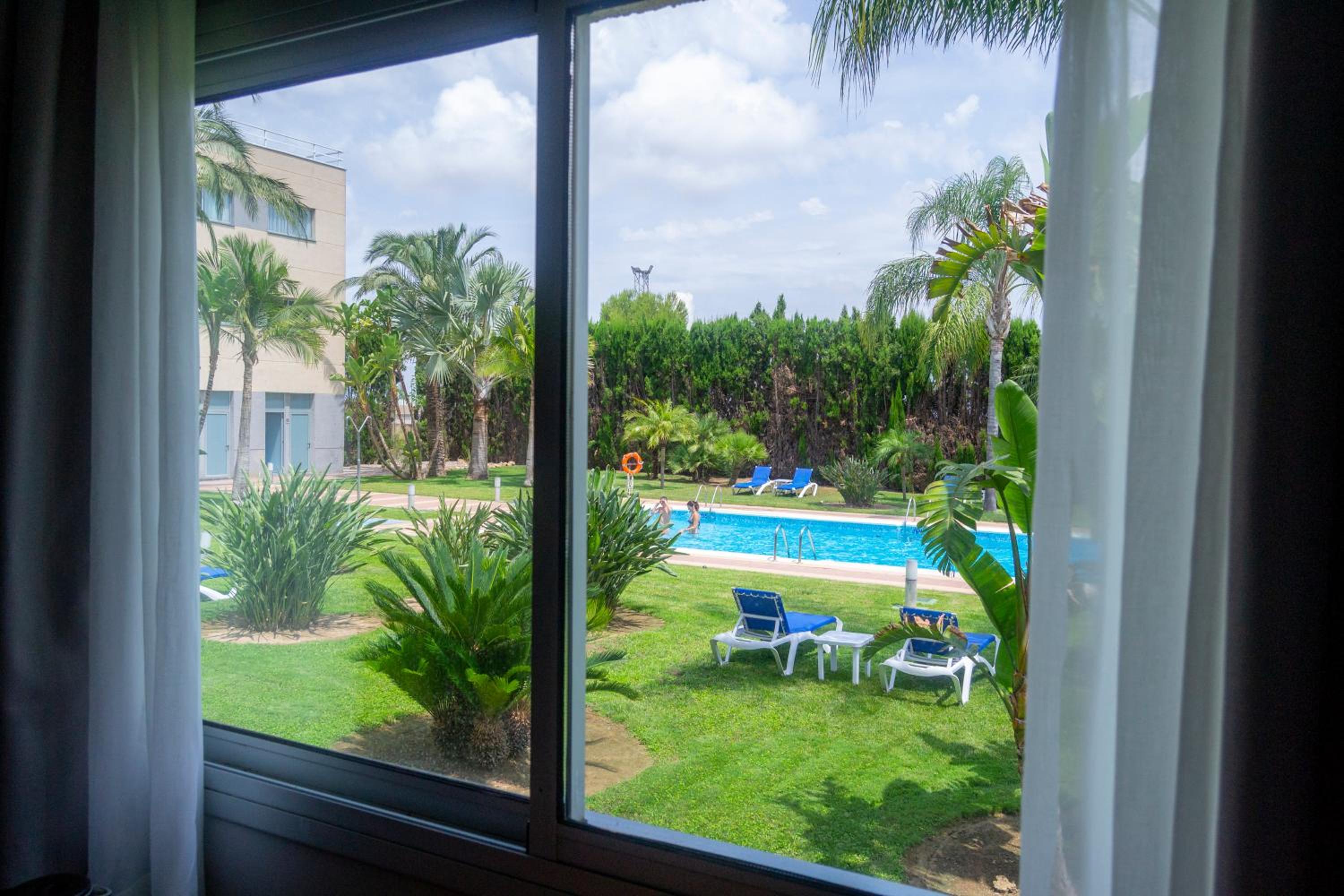 King Room with Pool View - Non-Smoking photo 3