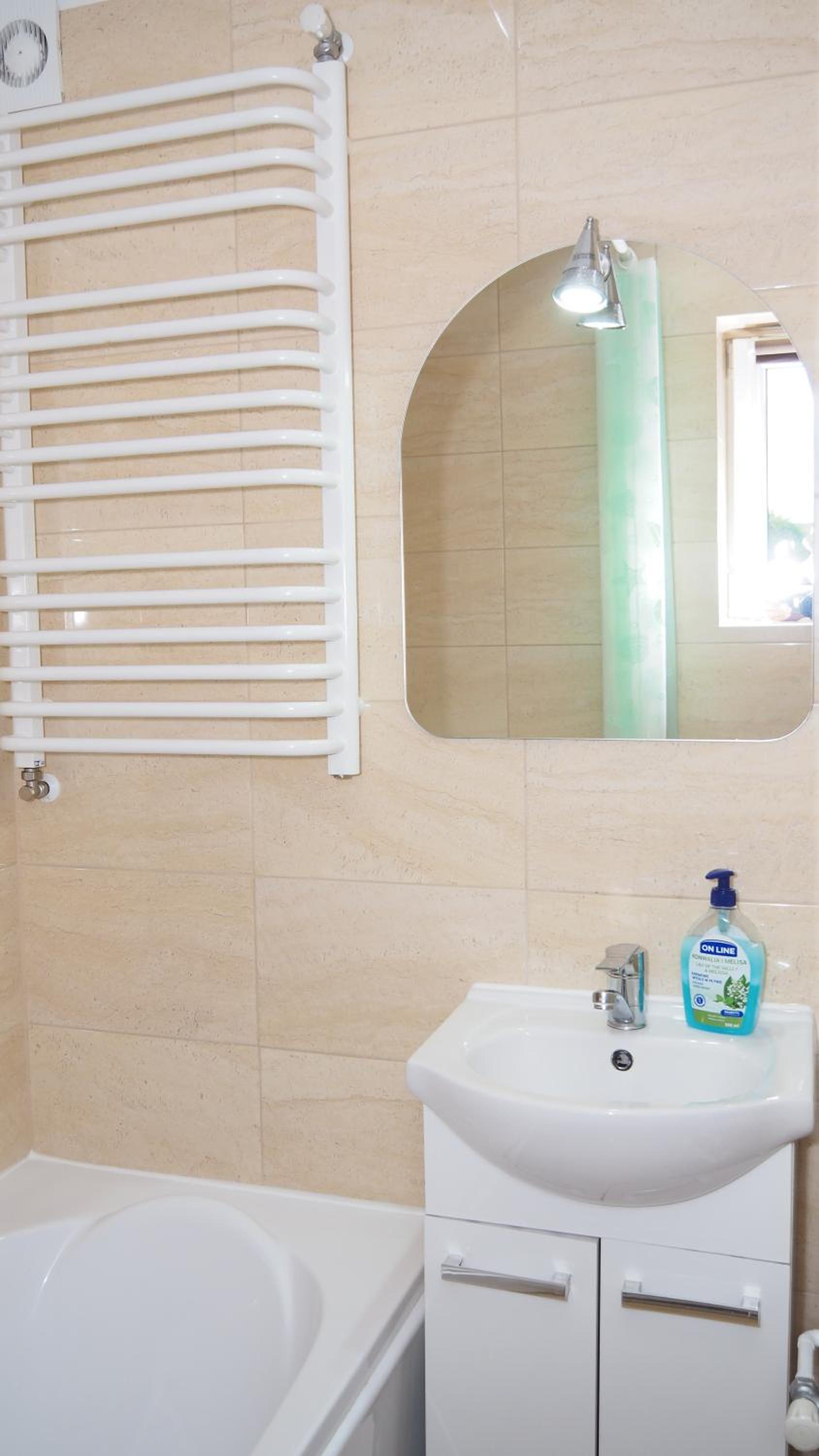 Double Room with Private Bathroom - Photo 10