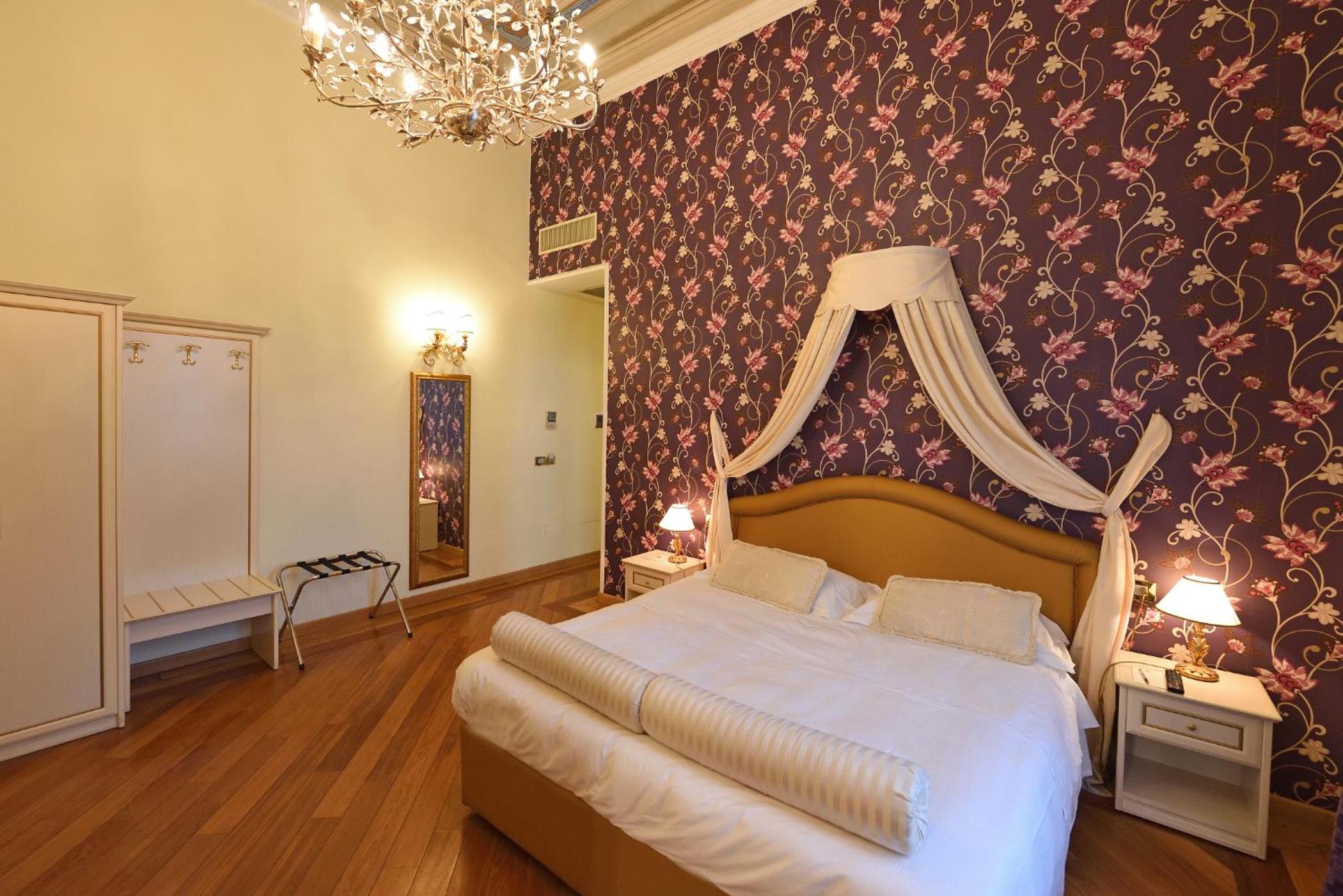 One-Bedroom Suite with Sofa Bed