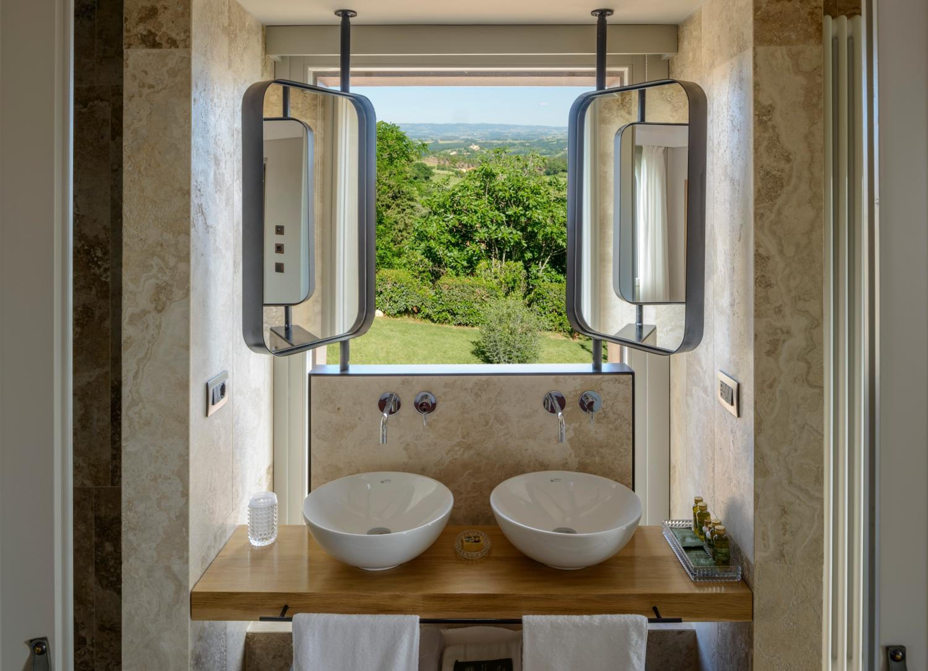 Deluxe King Room with View - Photo 2