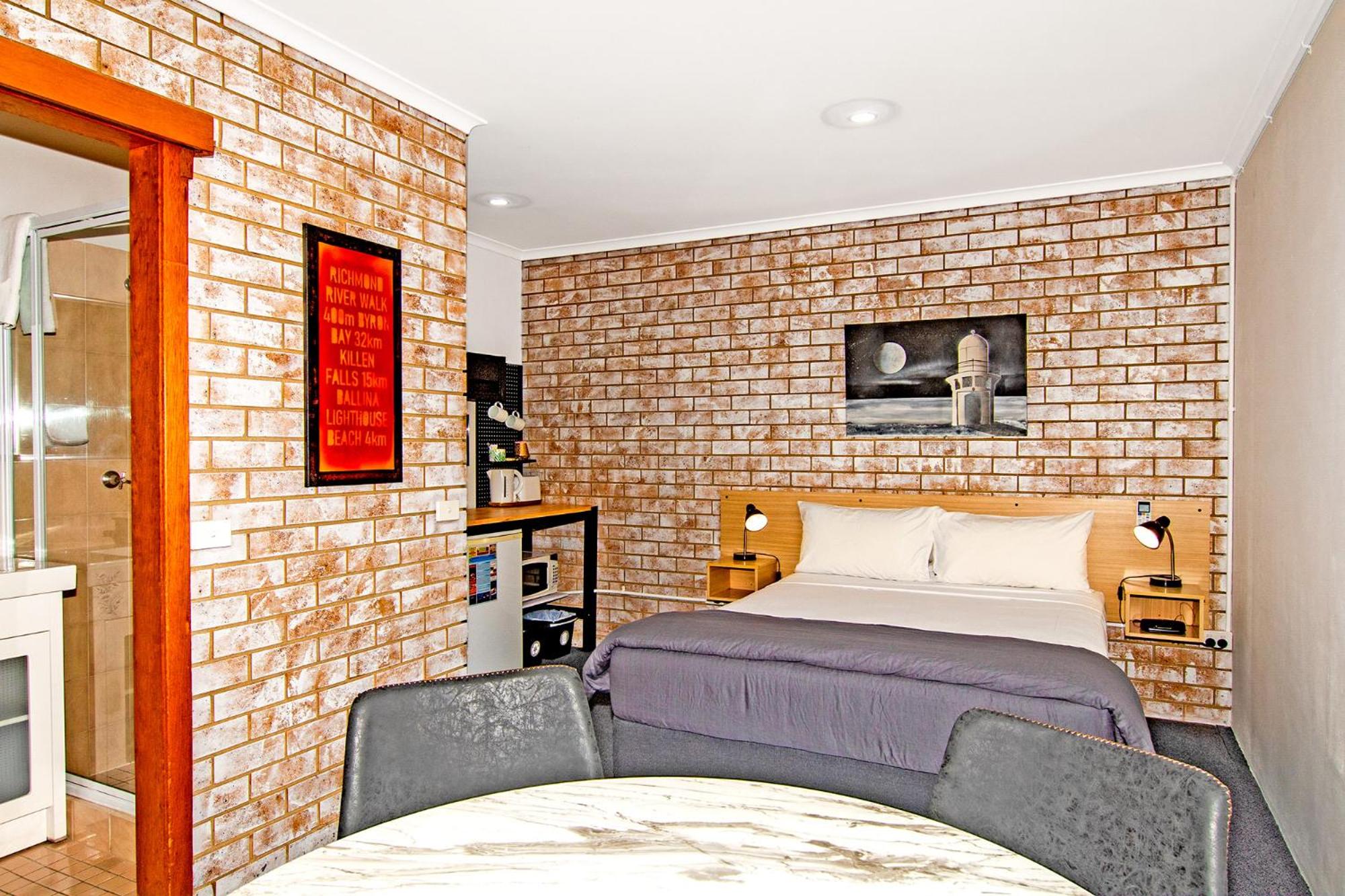 Queen Room photo 2