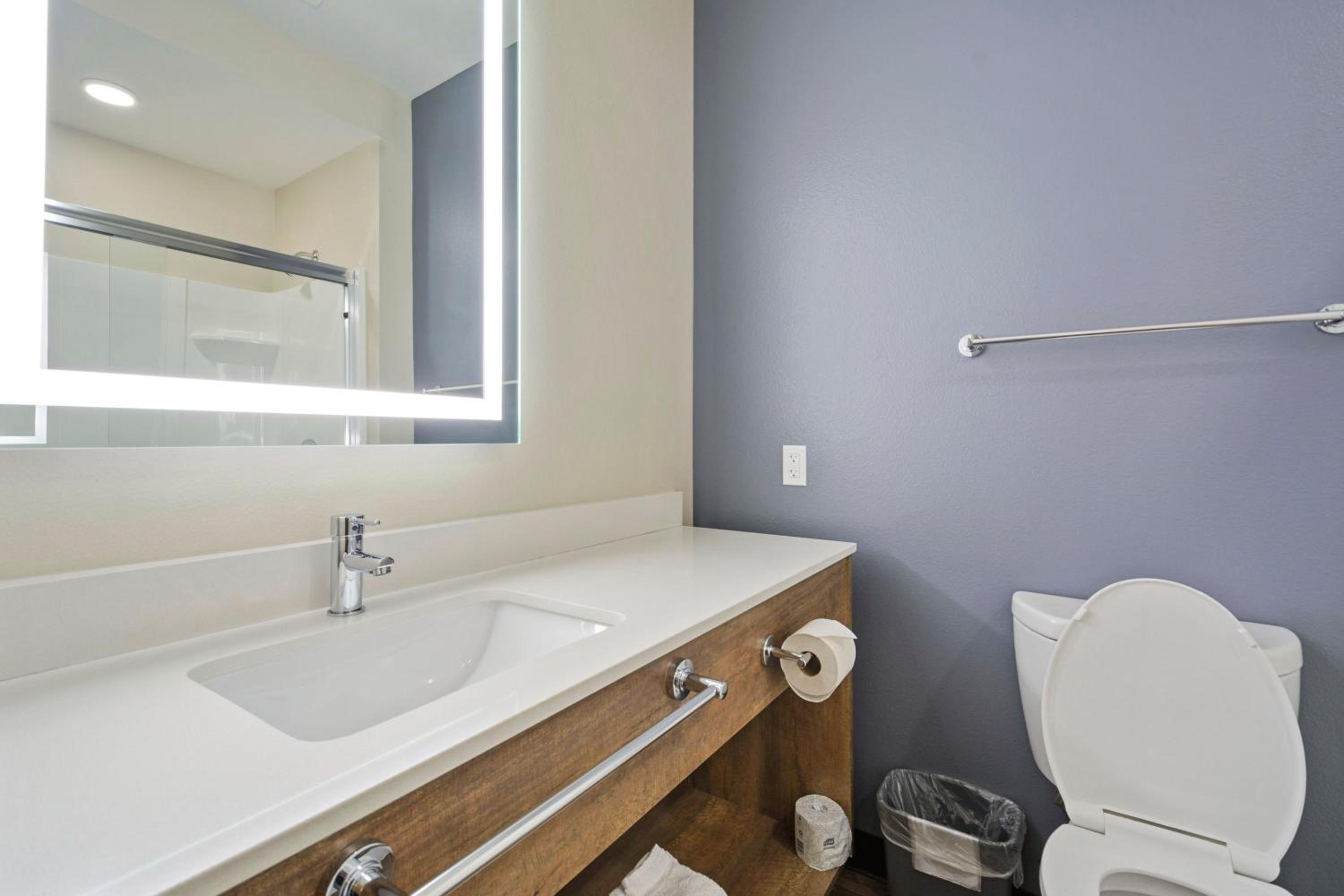 Ideal Studio with Two Queen Beds - Non-Smoking - Photo 11
