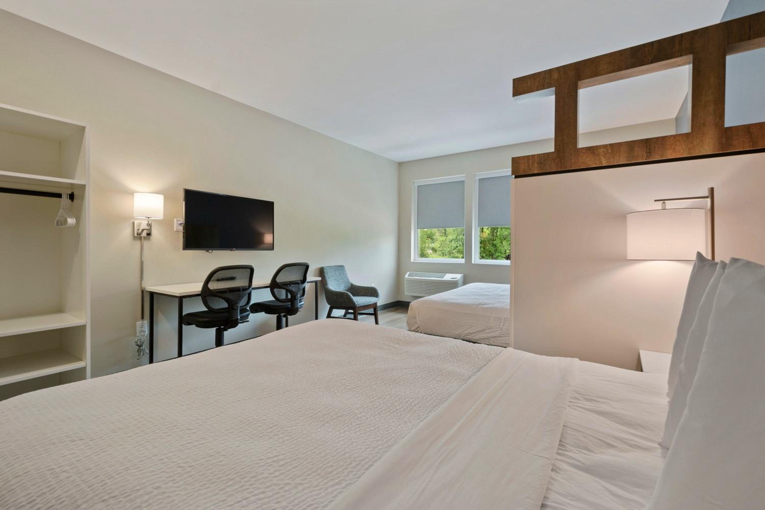 Ideal Studio with Two Queen Beds - Non-Smoking - Photo 4