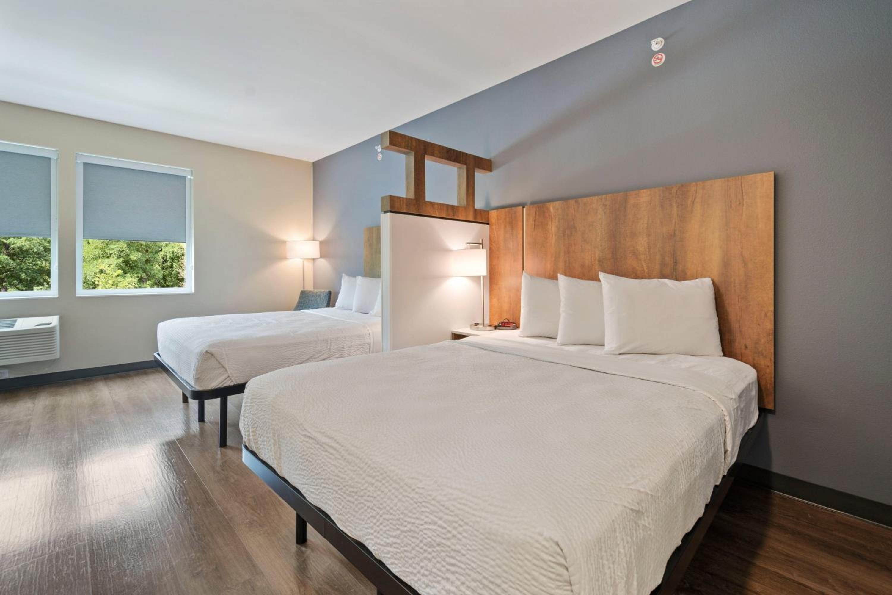 Ideal Studio with Two Queen Beds - Non-Smoking - Photo 8