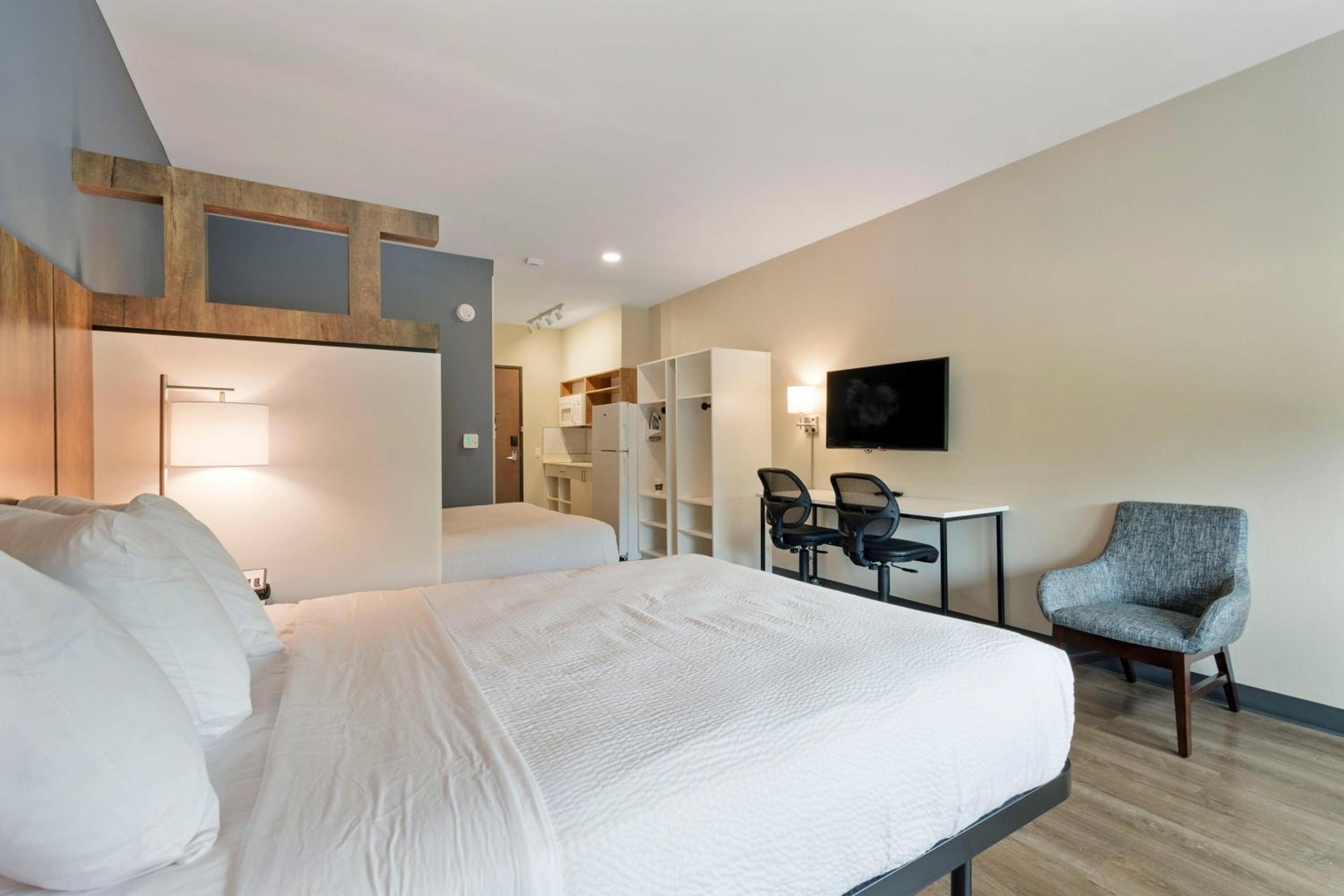 Ideal Studio with Two Queen Beds - Non-Smoking - Photo 7