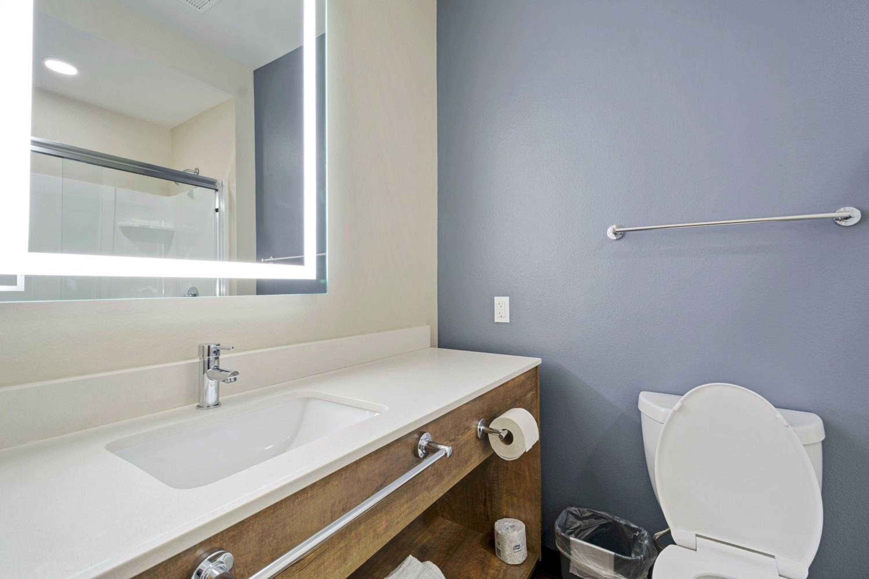 Standard Studio Queen Room with Two Queen Beds- Non-Smoking - Photo 12