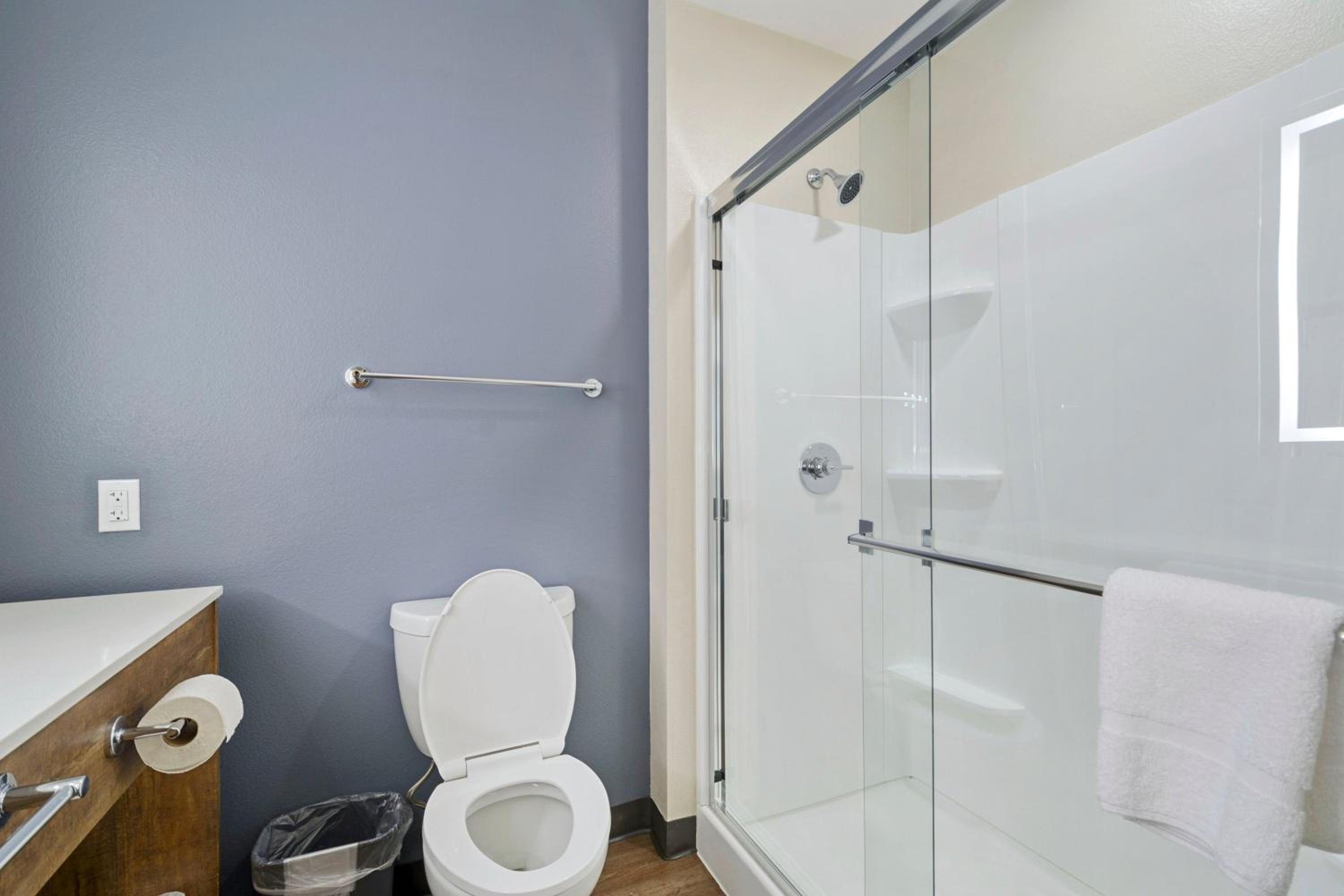 Standard Studio Queen Room with Two Queen Beds- Non-Smoking - Photo 11