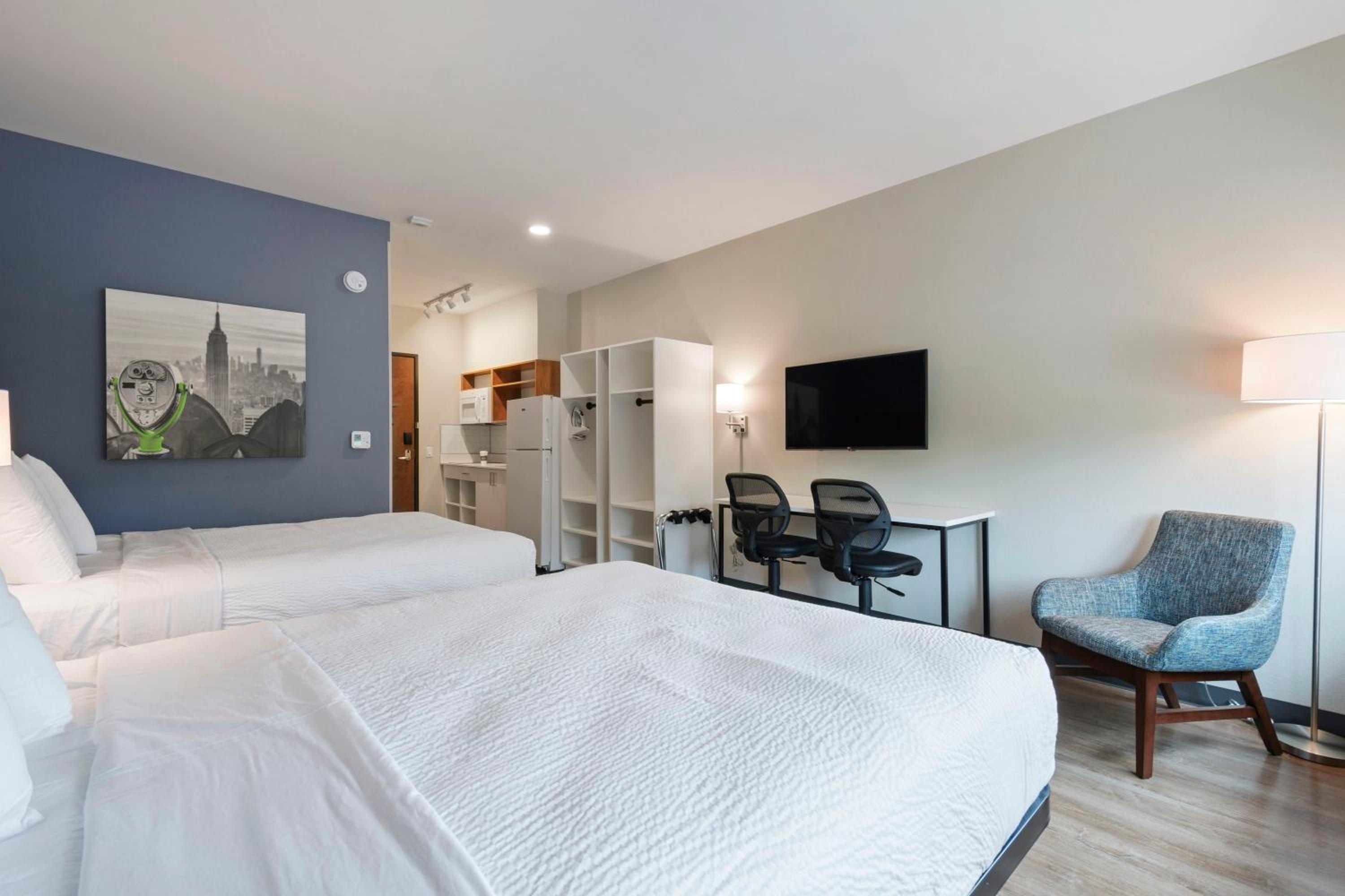 Standard Studio Queen Room with Two Queen Beds- Non-Smoking - Photo 9
