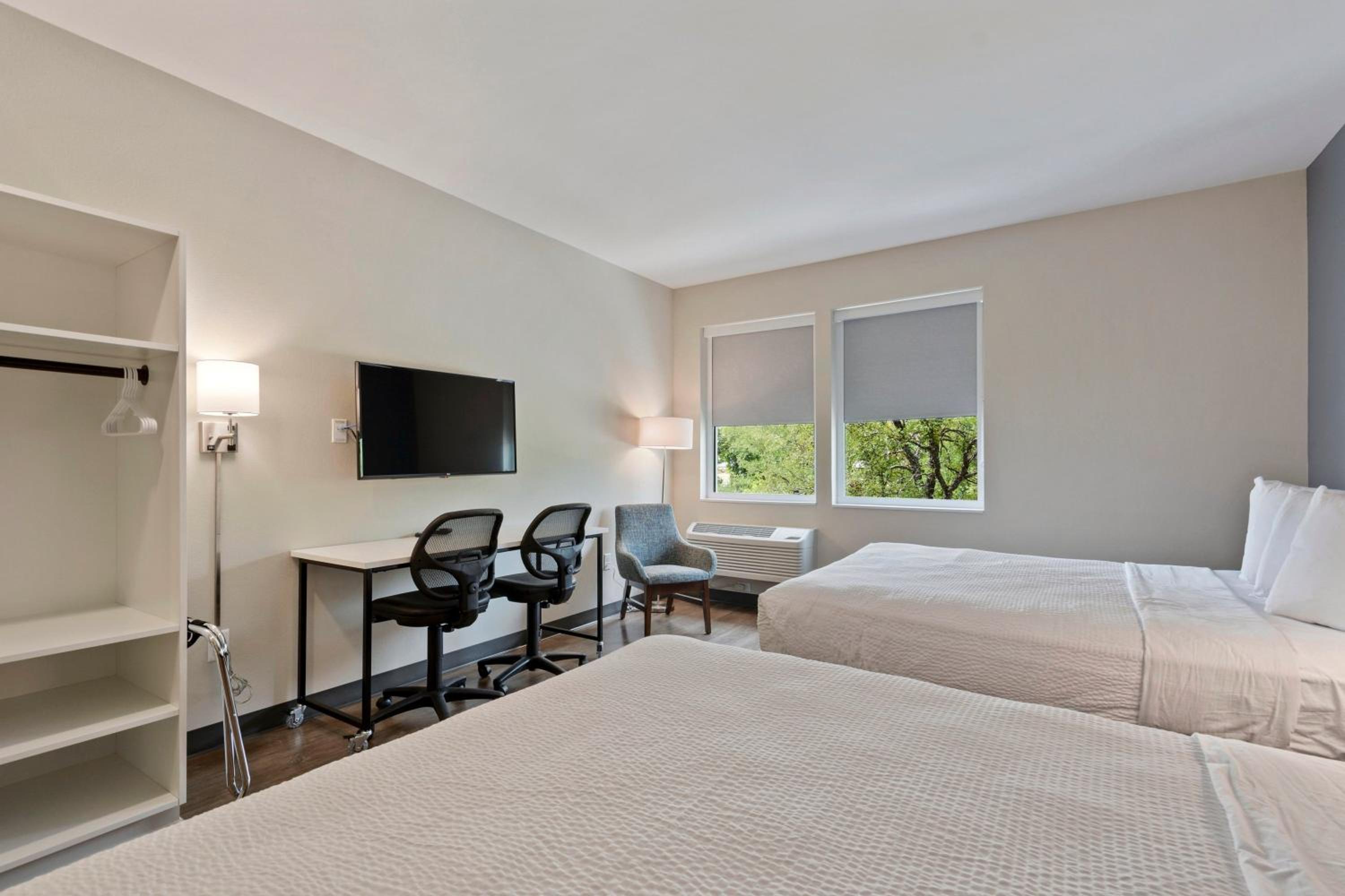 Standard Studio Queen Room with Two Queen Beds- Non-Smoking - Photo 8