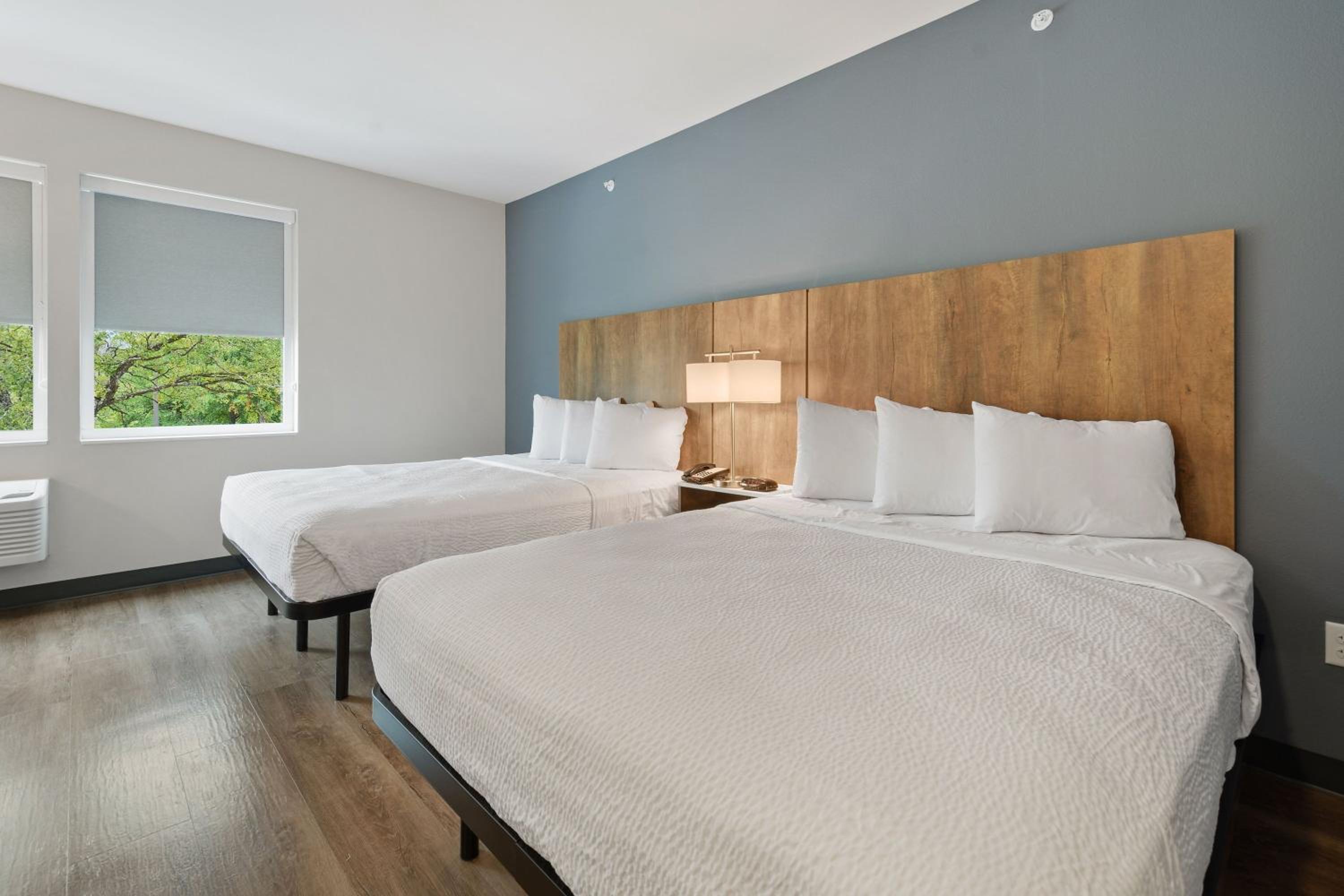 Standard Studio Queen Room with Two Queen Beds- Non-Smoking - Photo 7
