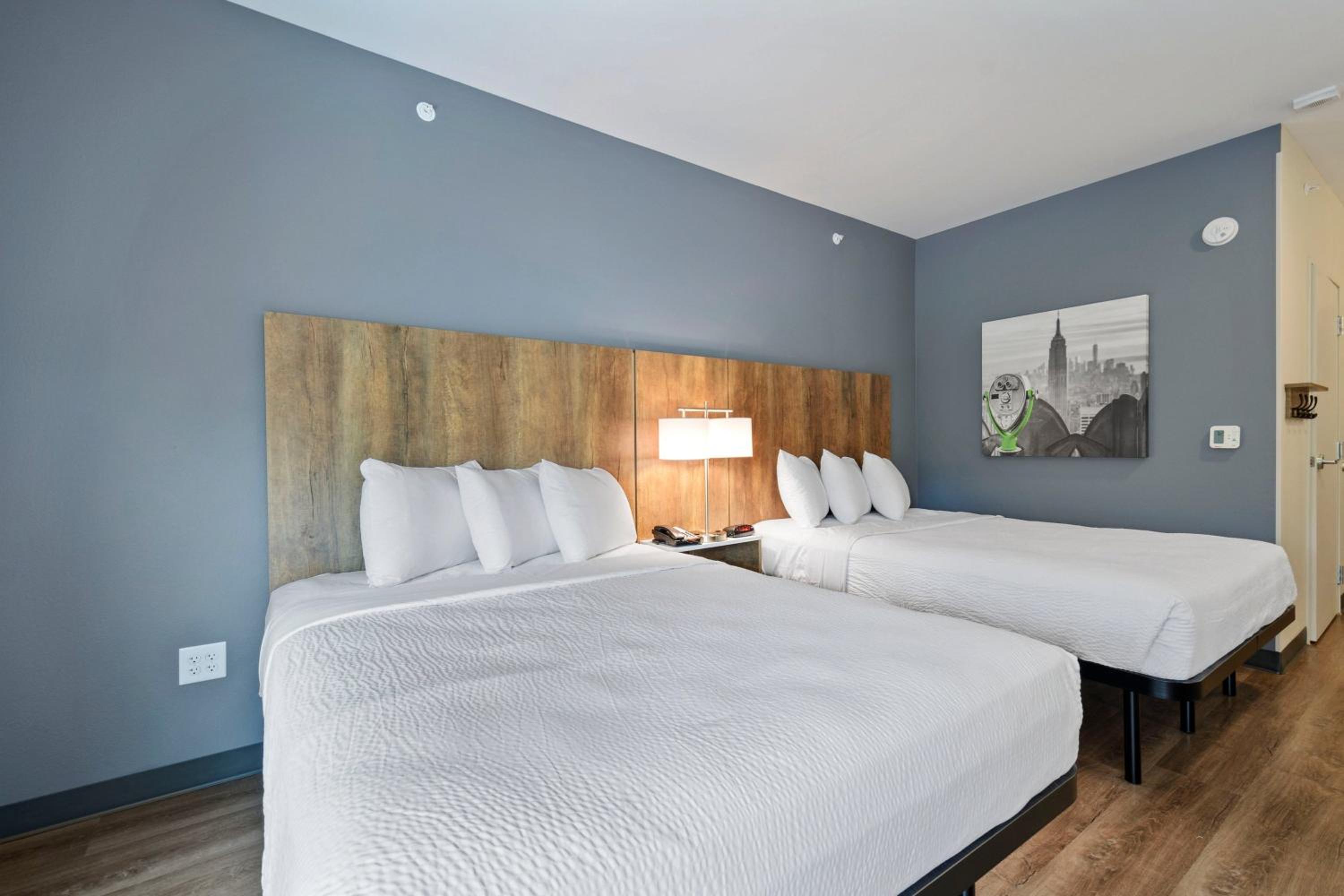 Standard Studio Queen Room with Two Queen Beds- Non-Smoking - Photo 6