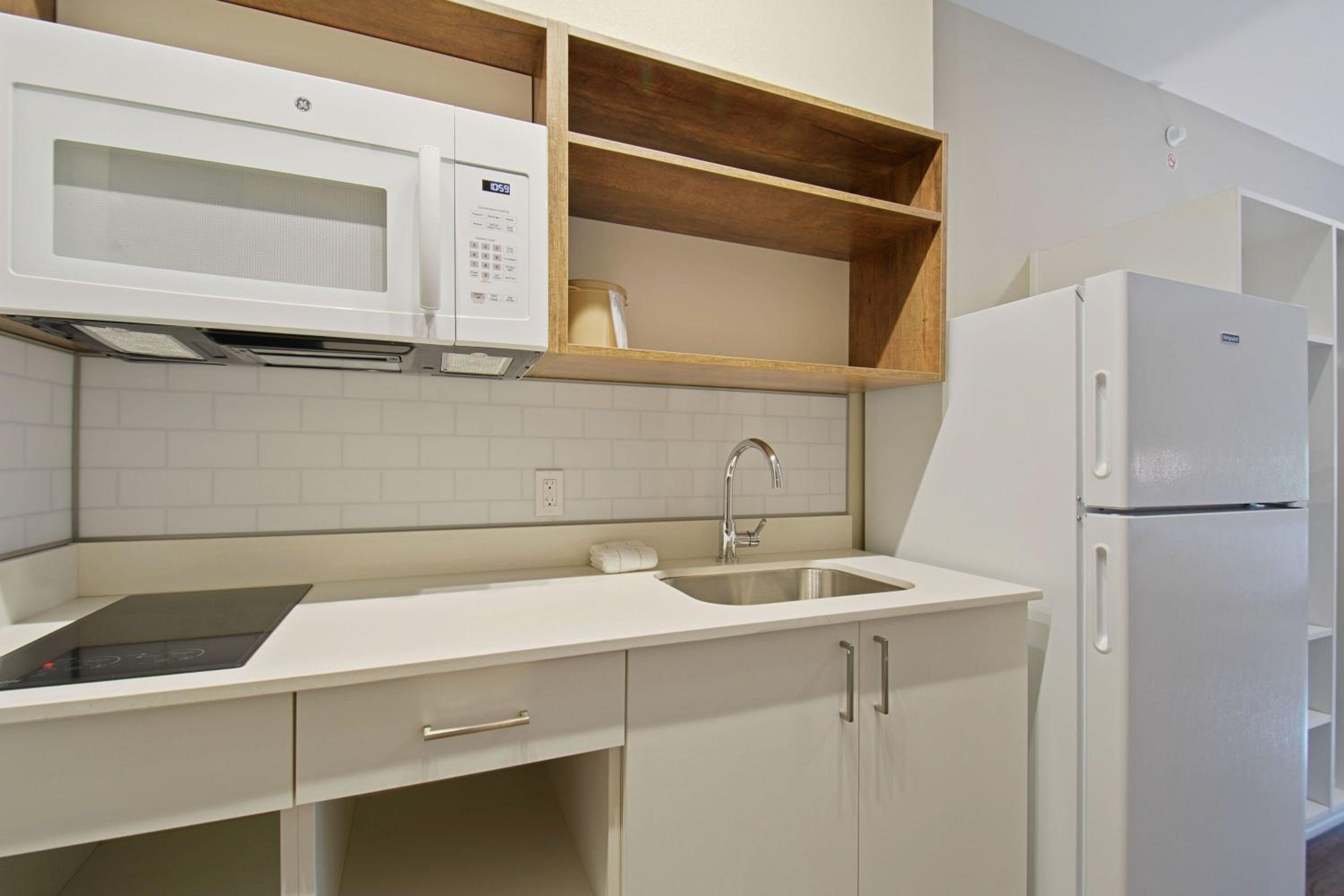 Standard Studio King Room - Non-Smoking - Photo 6