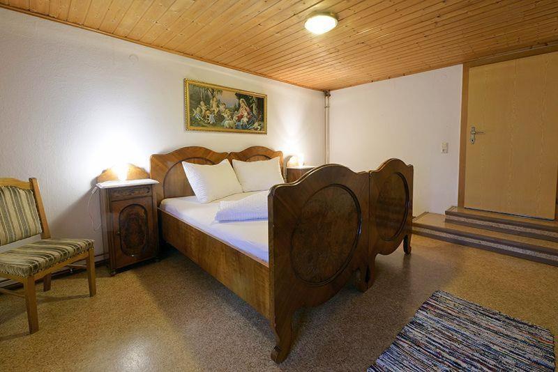 Five-Bedroom House photo 1