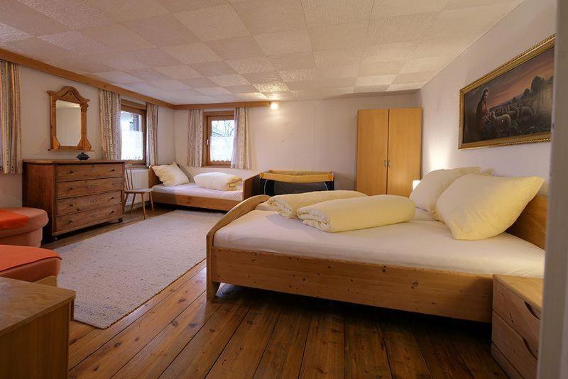 Five-Bedroom House photo 3
