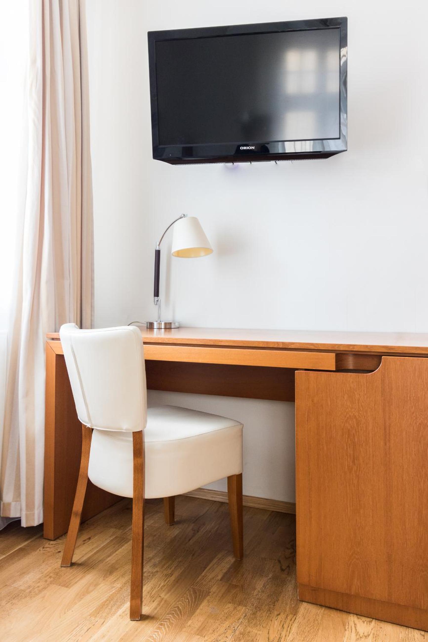 Standard King Room - Photo 13
