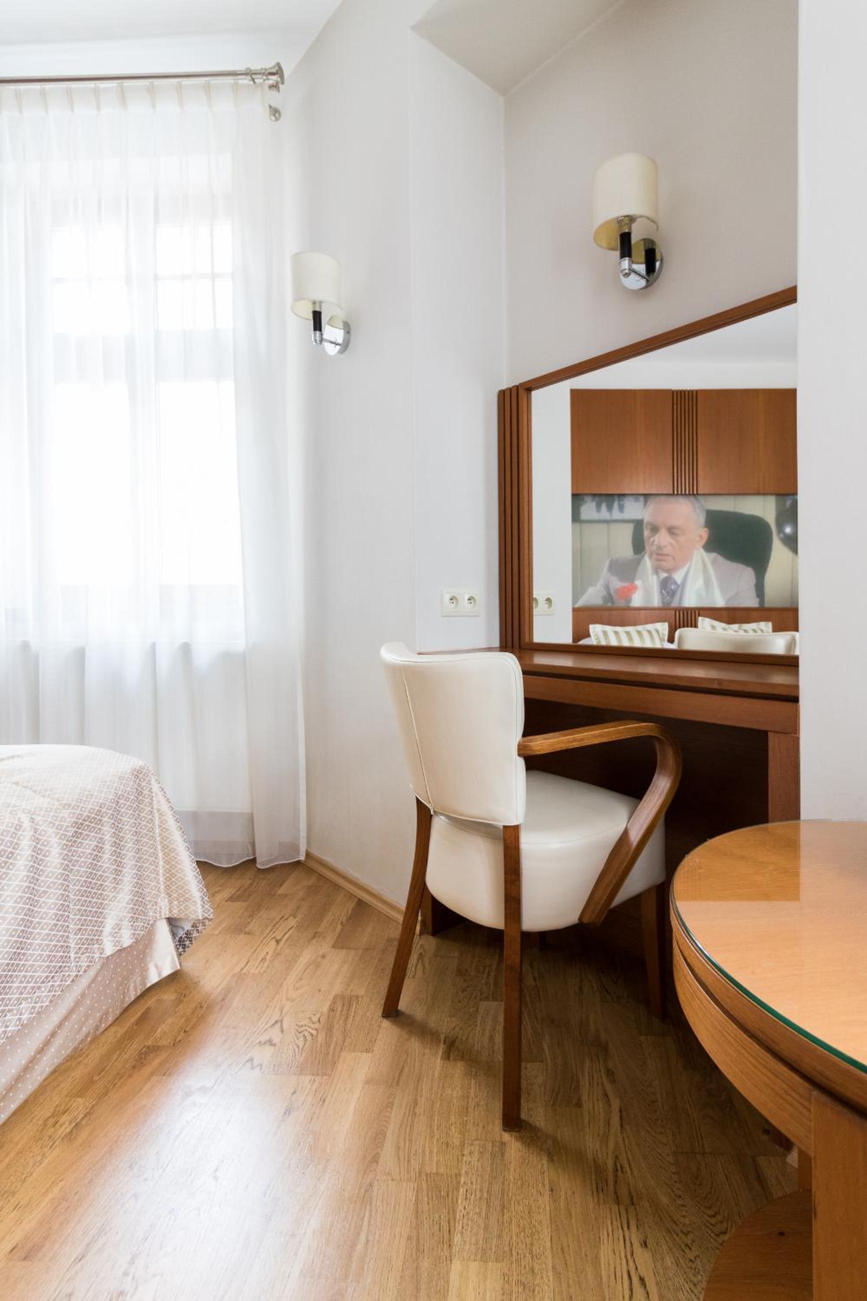 Standard King Room - Photo 12