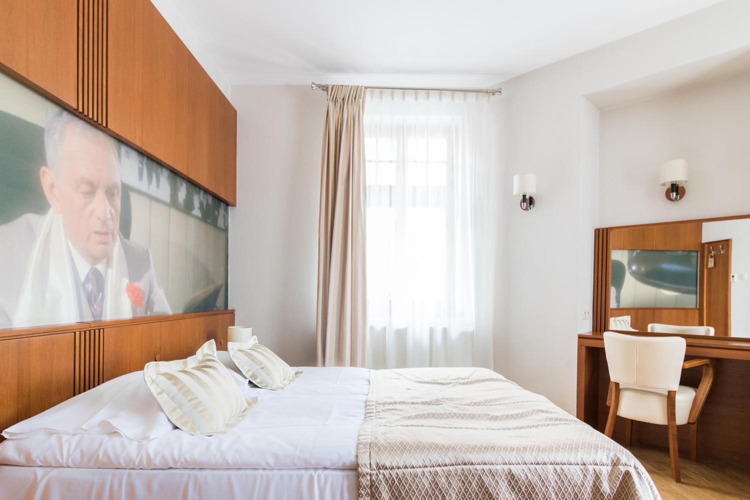 Standard King Room - Photo 5