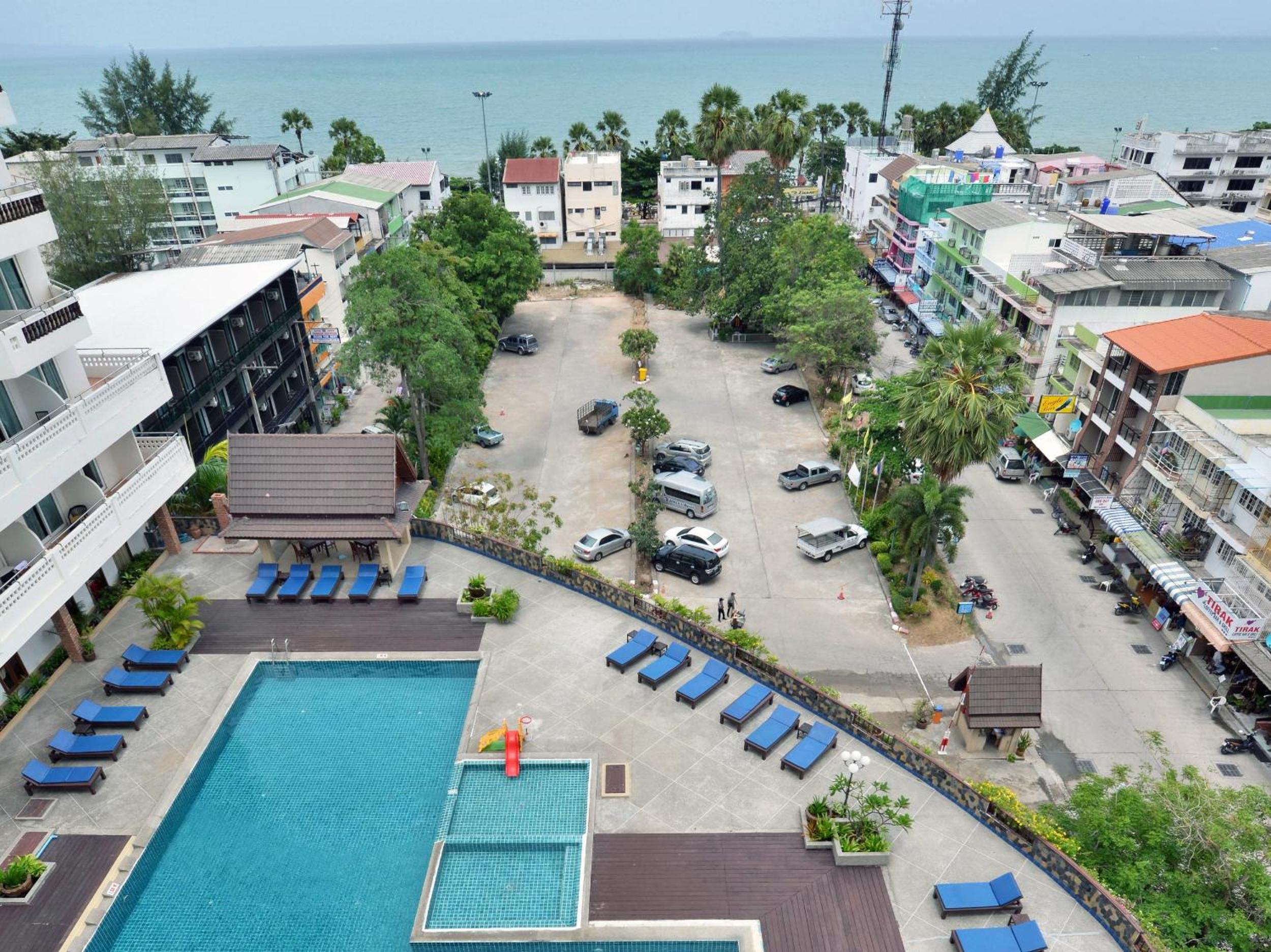 Deluxe Double or Twin Room - Photo 10