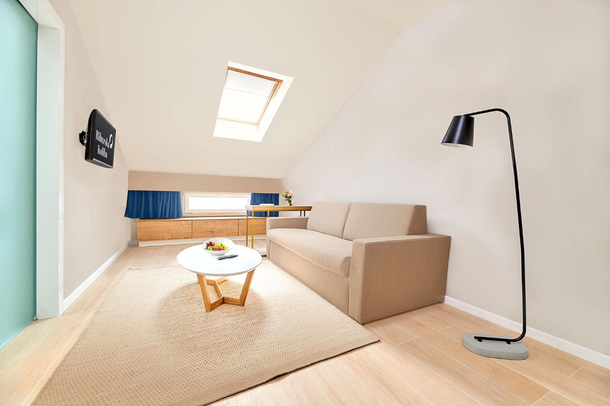 One-Bedroom Suite with Balcony and Sea View photo 1