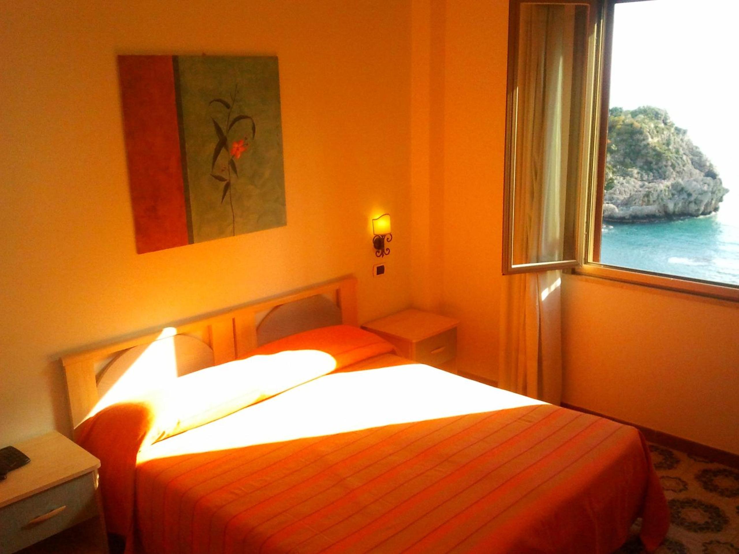 Double Room with Sea View - Photo 3