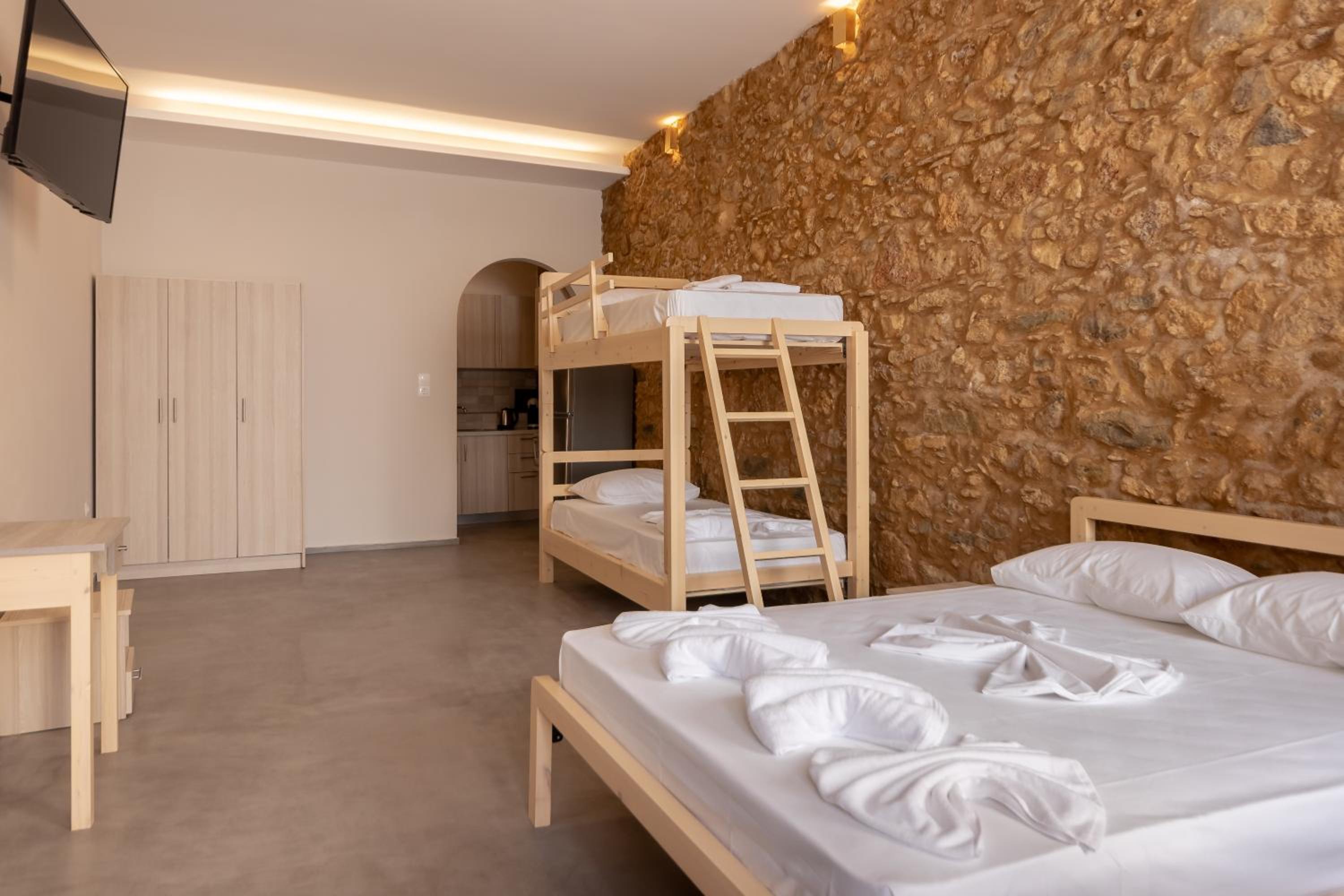 Quadruple Room with Private Bathroom photo 1