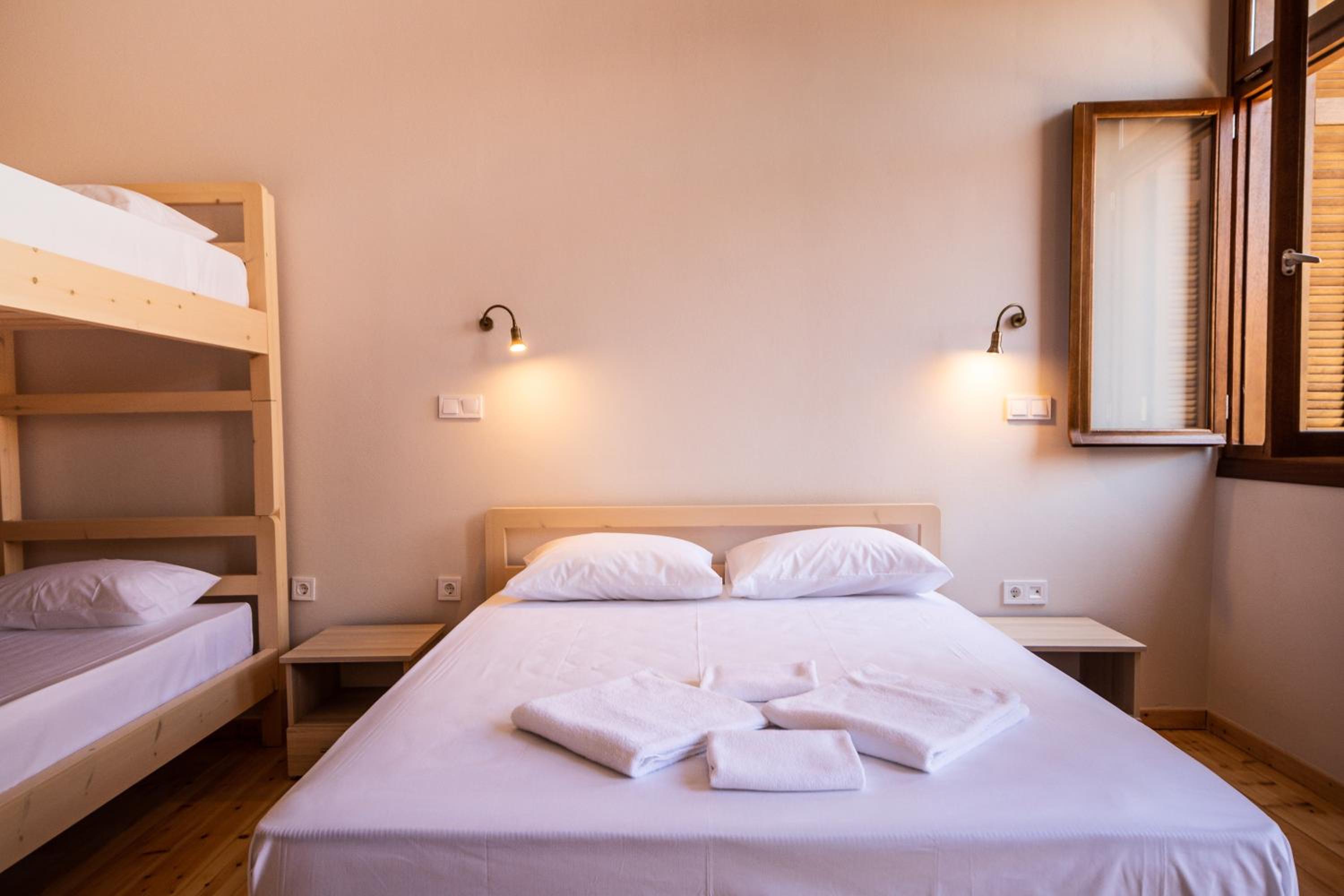 Quadruple Room with Private Bathroom photo 1