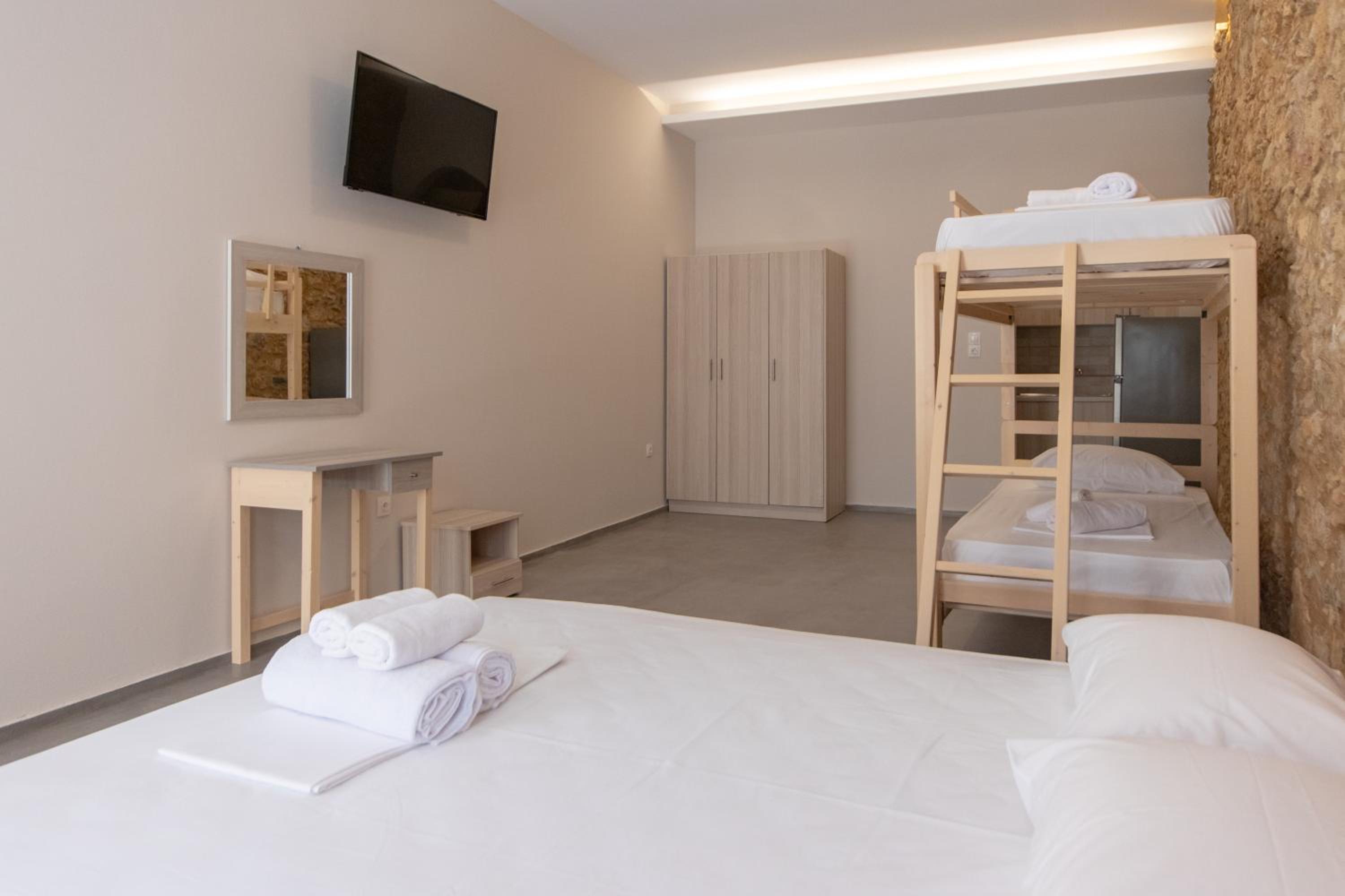 Quadruple Room with Private Bathroom photo 3