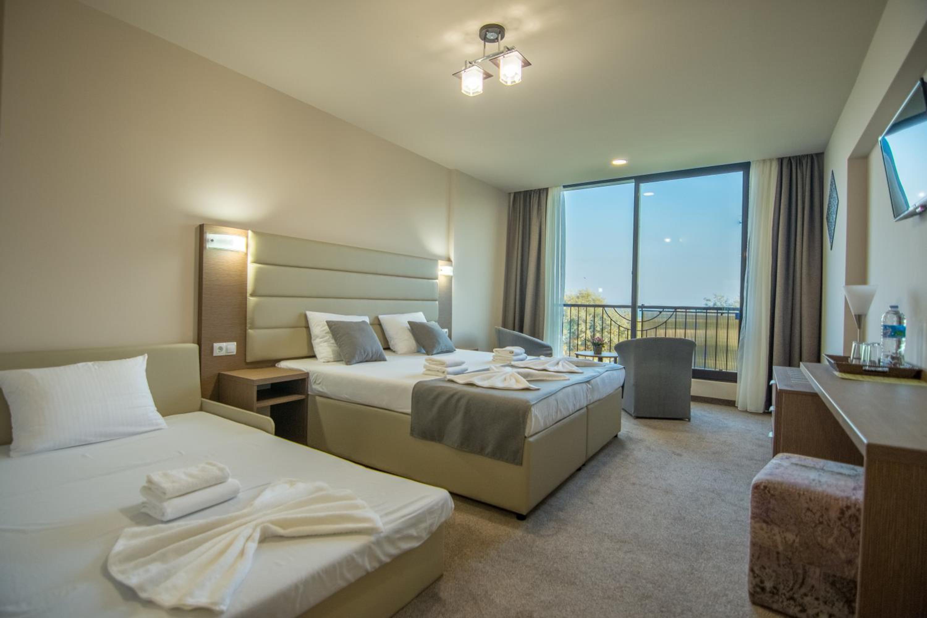 Family Room (2 Adults + 1 Child) - Photo 1