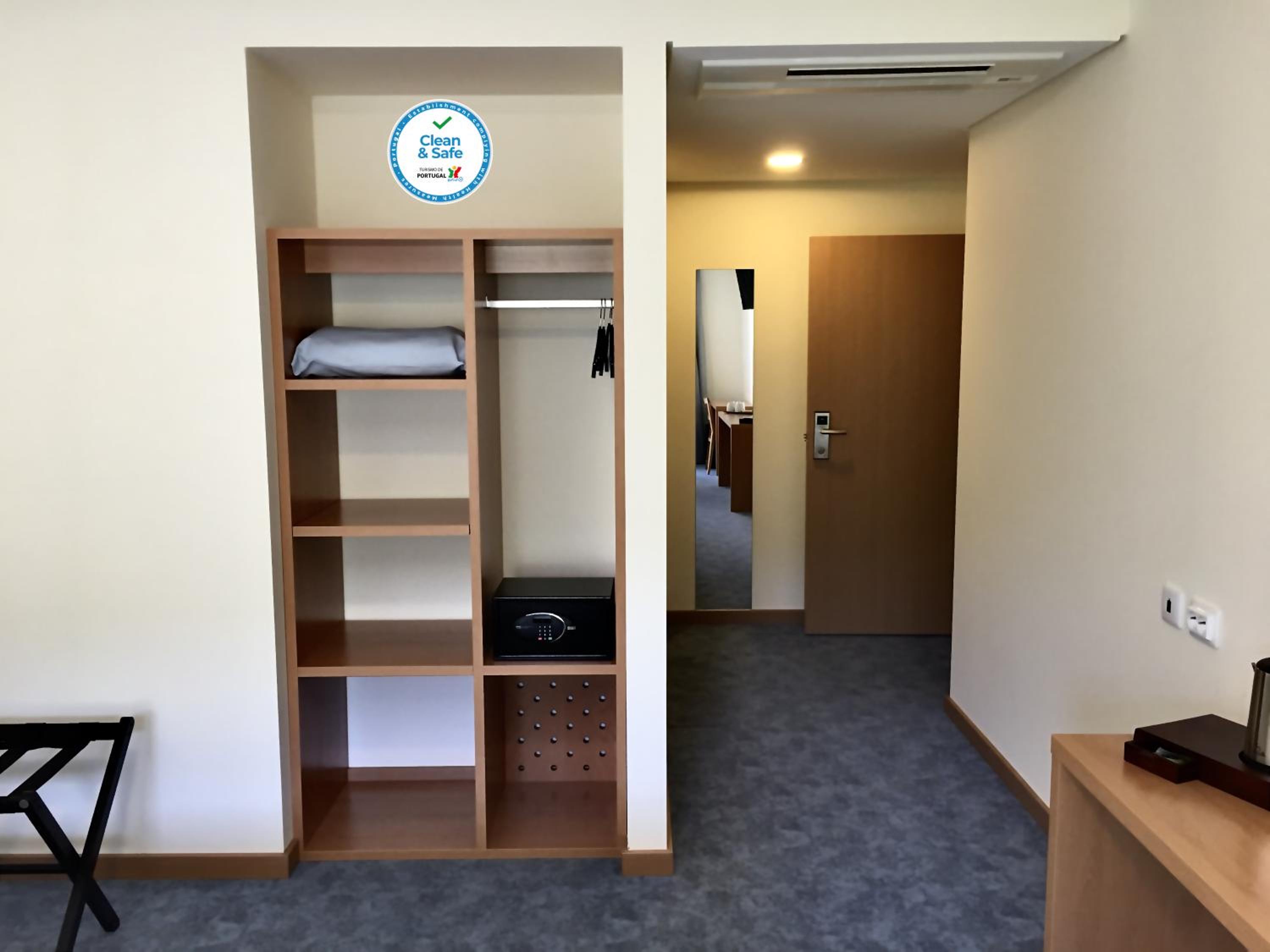 Large Room with city view - Disability Access photo 3