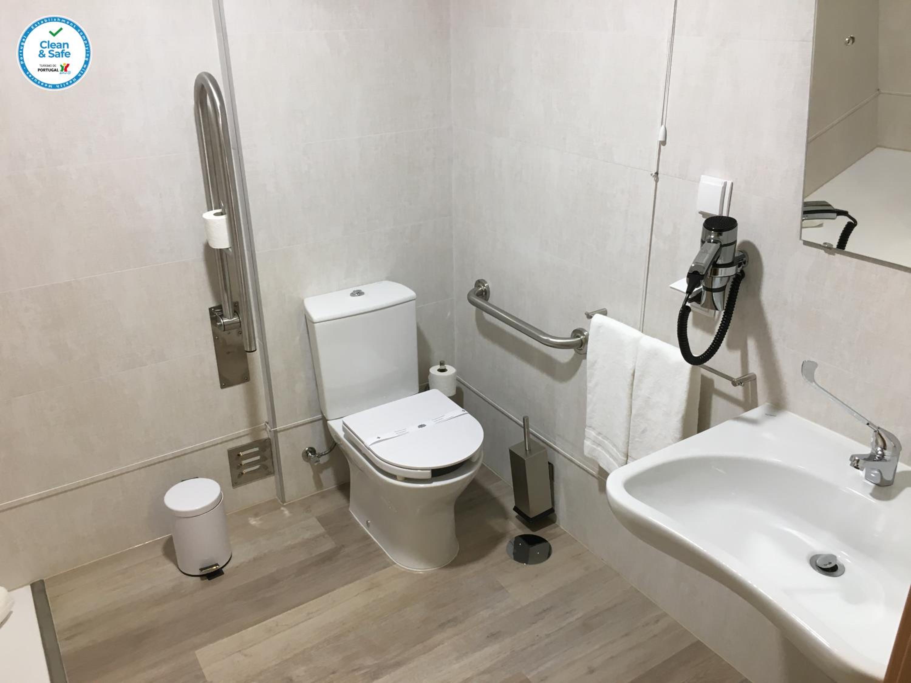 Large Room with city view - Disability Access photo 2