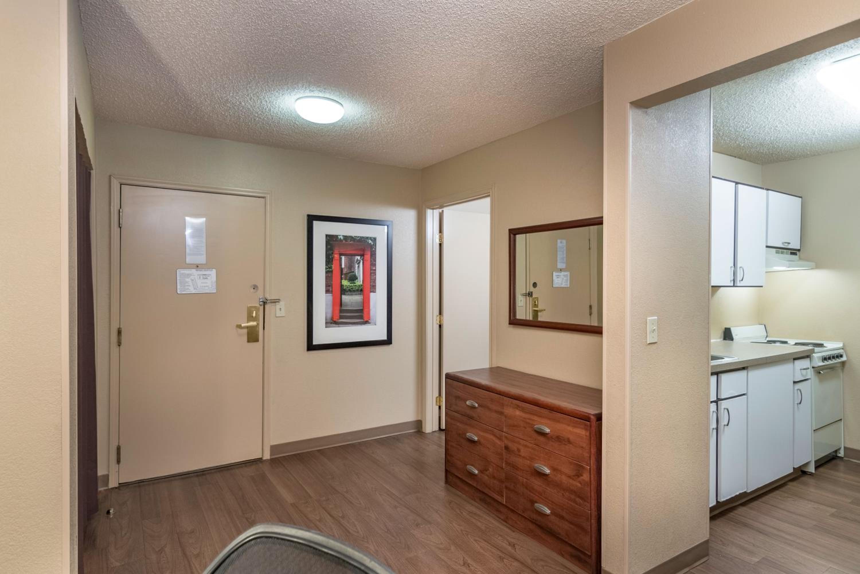 Deluxe Studio with 1 Queen Bed - Non-Smoking - Photo 5