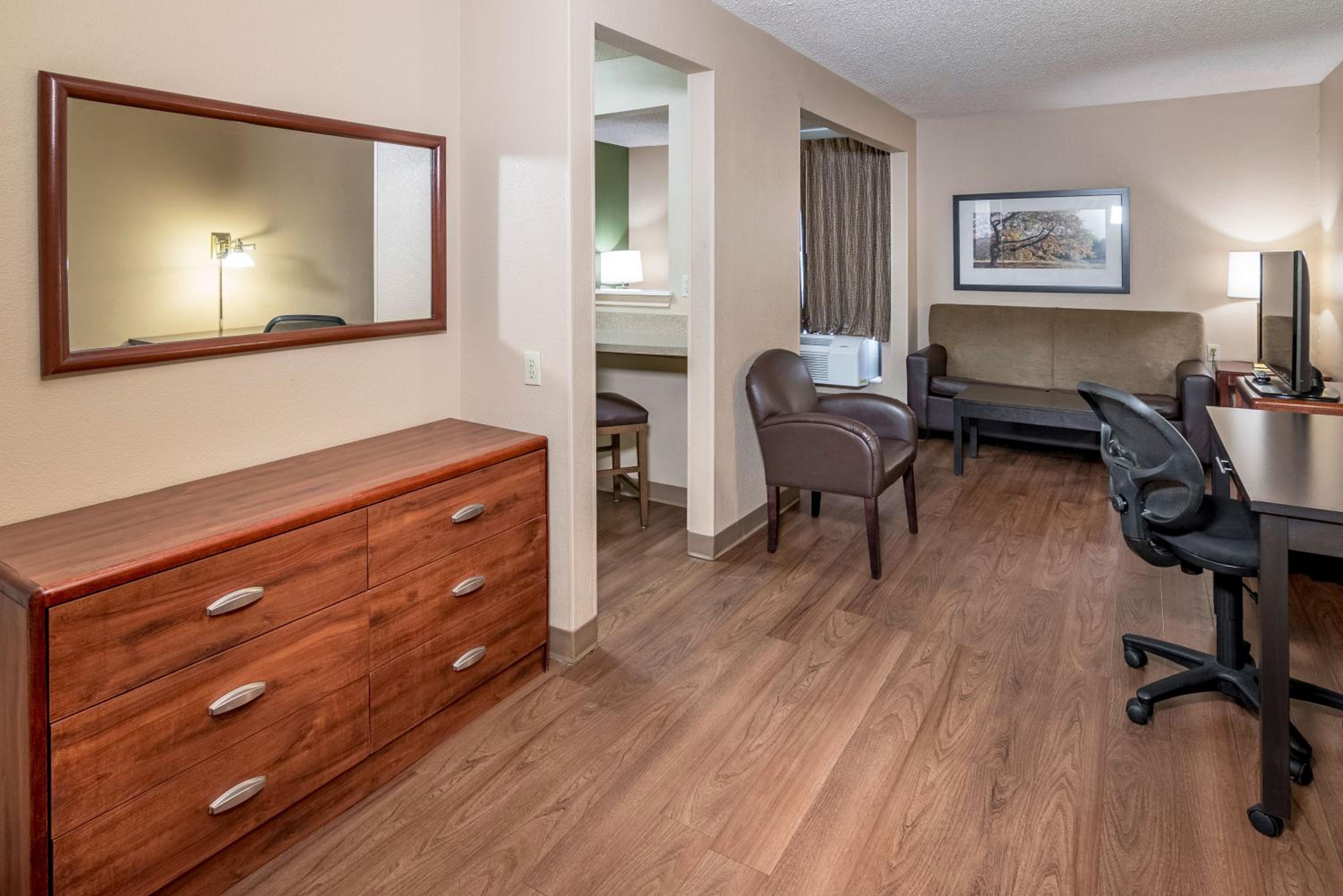 Deluxe Studio with 1 Queen Bed - Non-Smoking - Photo 7