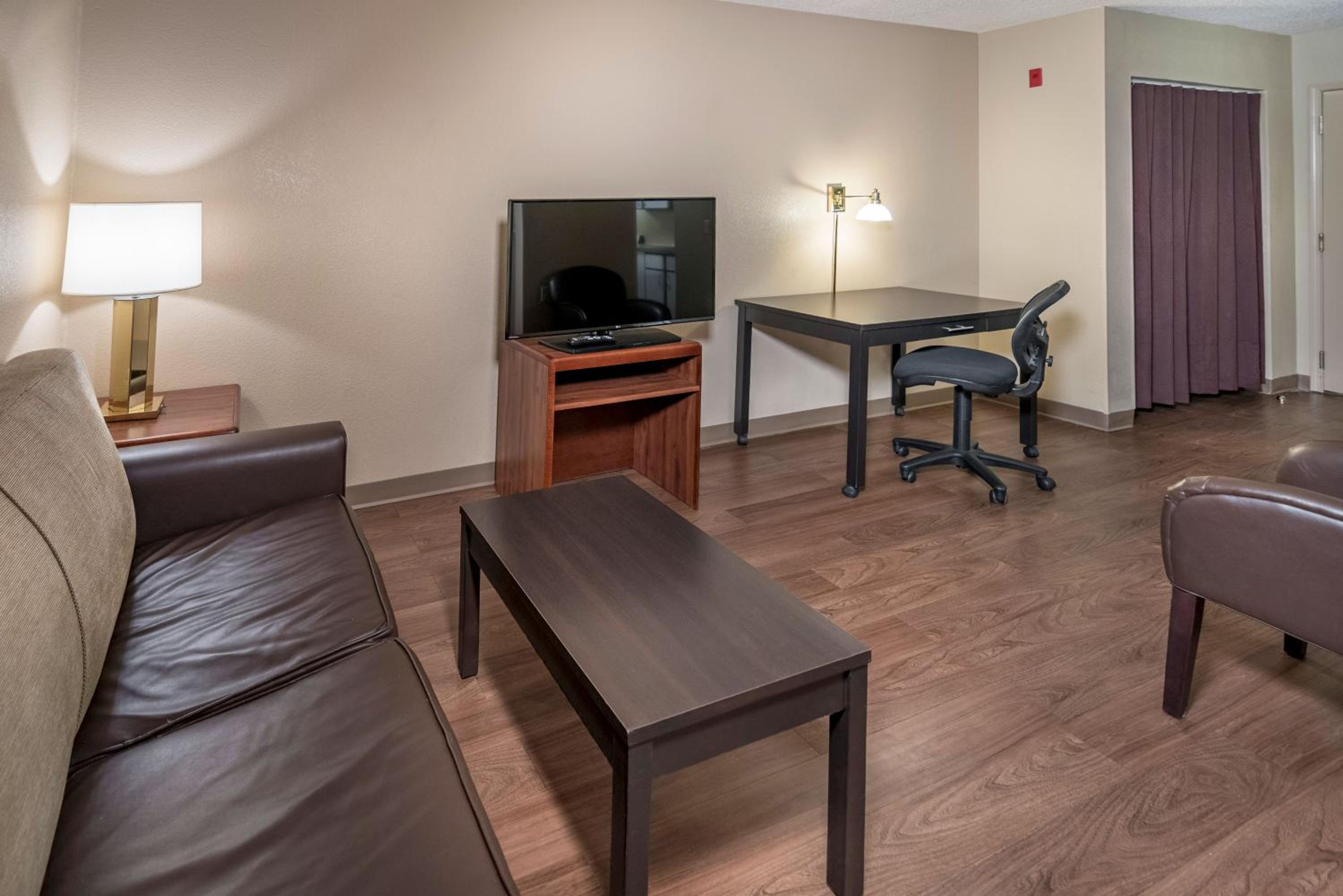 Deluxe Studio with 1 Queen Bed - Non-Smoking - Photo 8